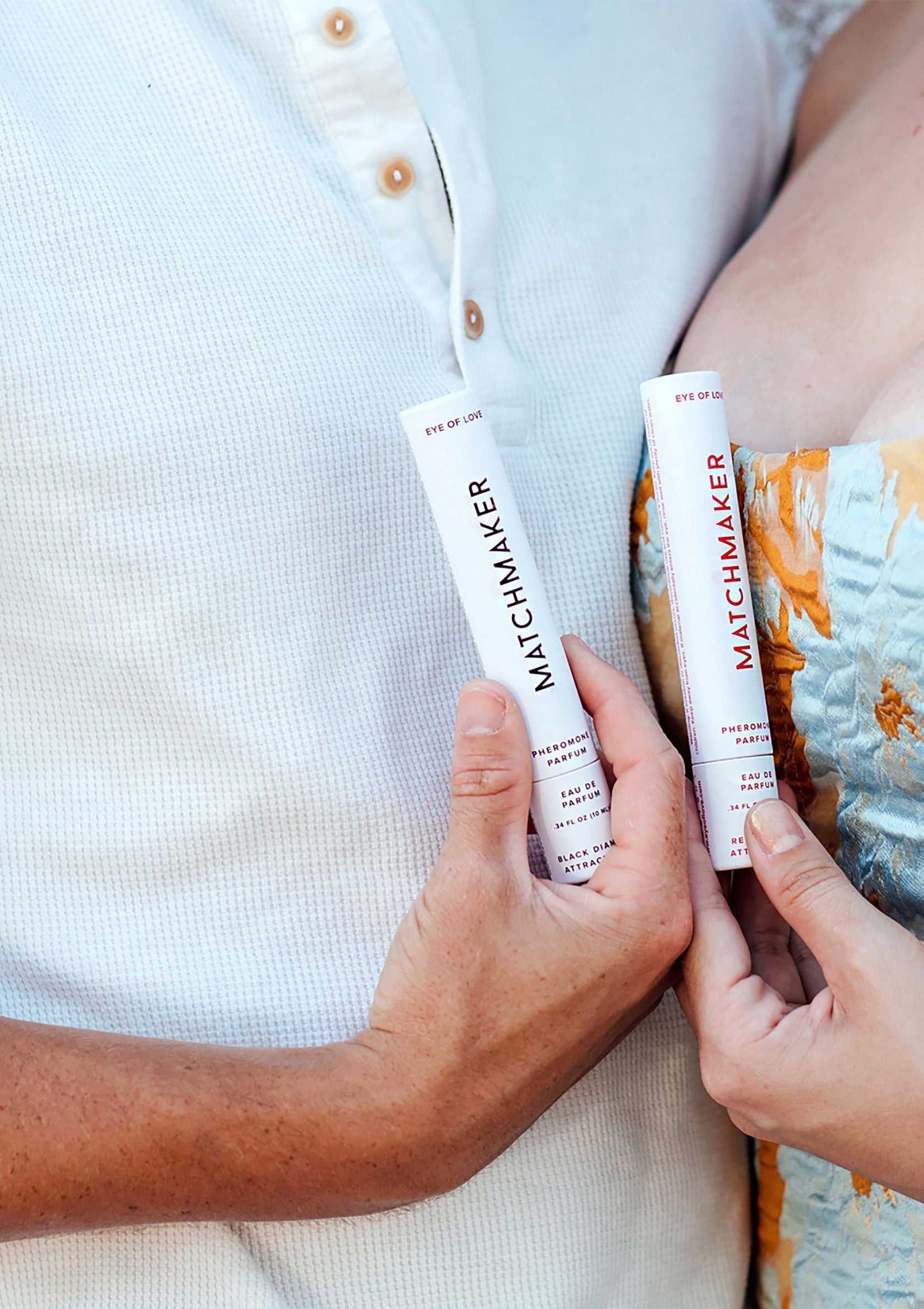 Présentation de Matchmaker, un parfum aux phéromones conçu pour l'attraction. Essayez dès aujourd'hui !; Introductie van Matchmaker, een parfum met feromonen dat is ontworpen voor aantrekkingskracht. Probeer het vandaag nog!; Introducing Matchmaker, a pheromone perfume designed for attraction. Try it today!