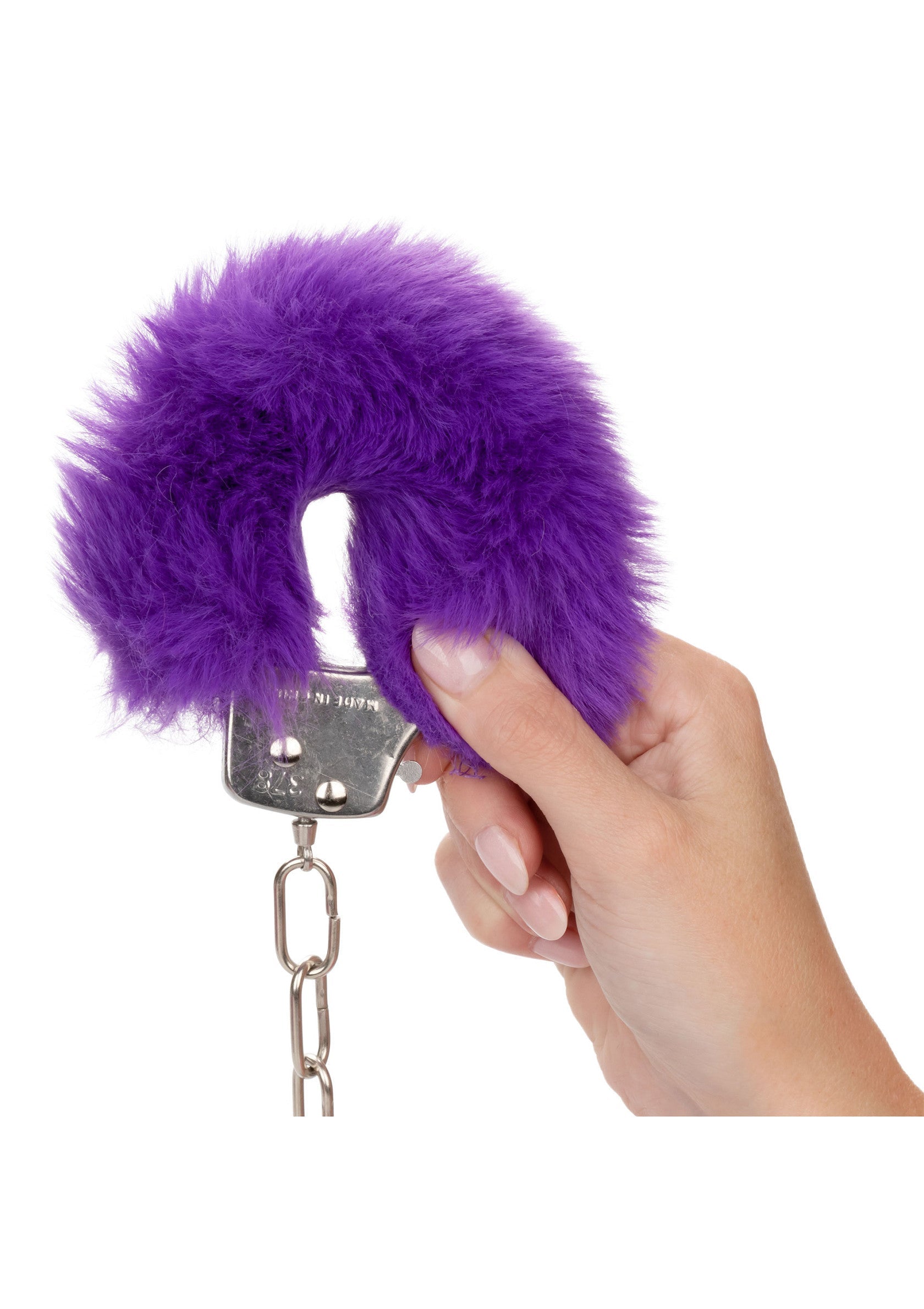 Menottes en fourrure violette pour des jeux coquins et doux.; Paarse bont handboeien voor speelse en zachte spelletjes.; Purple furry handcuffs for playful and gentle games.