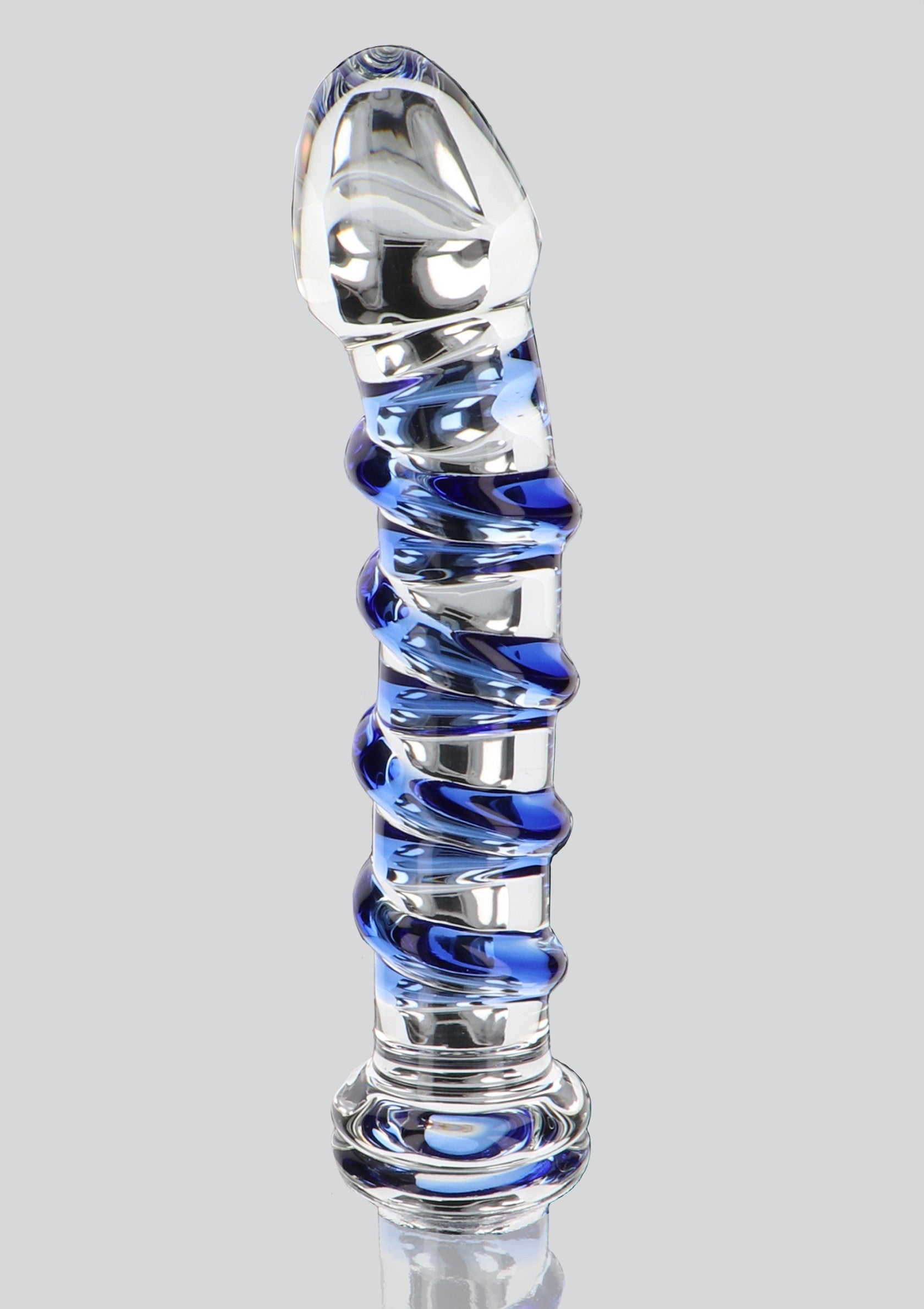 Gode en verre bleu et argenté avec spirales pour une expérience unique et élégante. Découvrez le plaisir ultime!; Blauw en zilveren glazen dildo met spiralen voor een unieke en elegante ervaring. Ontdek ultiem genot!; Blue and silver glass dildo with spirals for a unique and elegant experience. Discover ultimate pleasure!