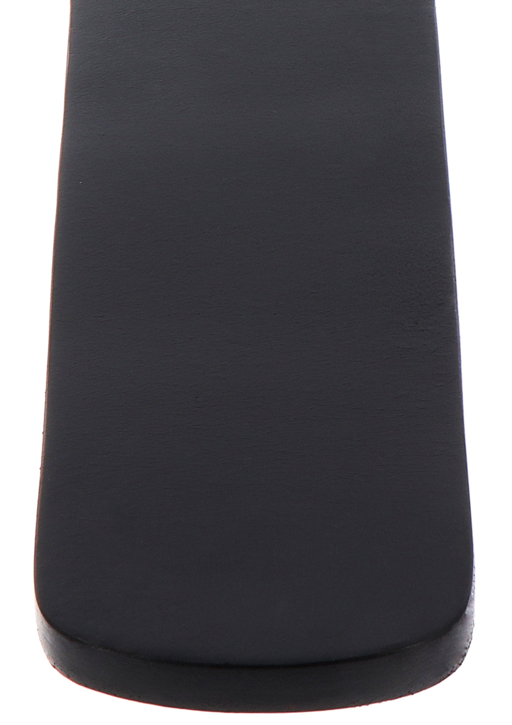 Gros plan sur un talon noir élégant. Découvrez notre collection de chaussures à talons!; Close-up van een elegante zwarte hak. Bekijk onze collectie schoenen met hakken!; Close-up of a sleek black heel. Shop our collection of heeled shoes!