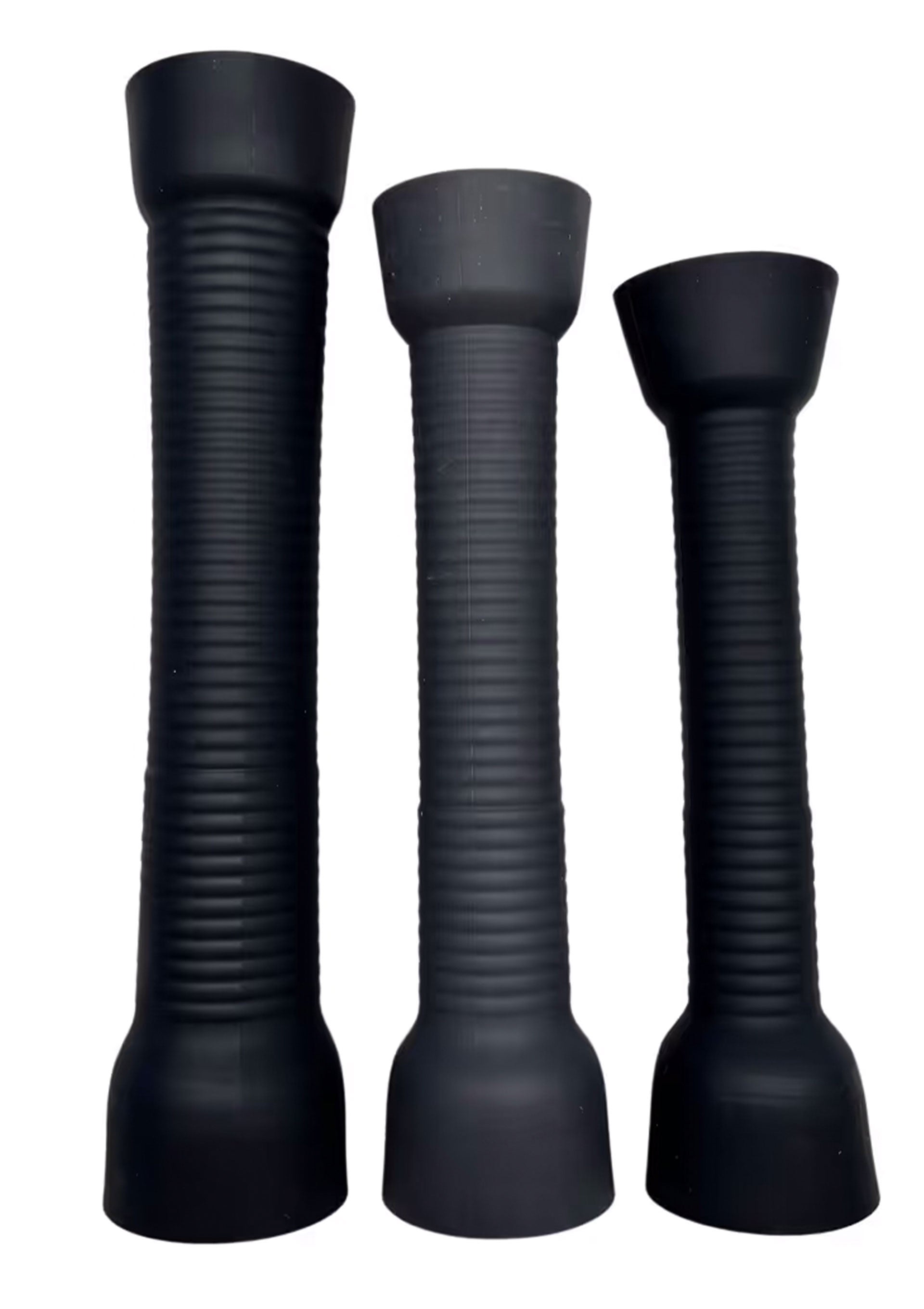 Bougeoirs noirs modernes. Ensemble de 3 tailles différentes. Décoration intérieure élégante et minimaliste.; Moderne zwarte kandelaars. Set van 3 verschillende formaten. Stijlvolle en minimalistische interieurdecoratie.; Modern black candle holders. Set of 3 different sizes. Stylish and minimalist home decor.