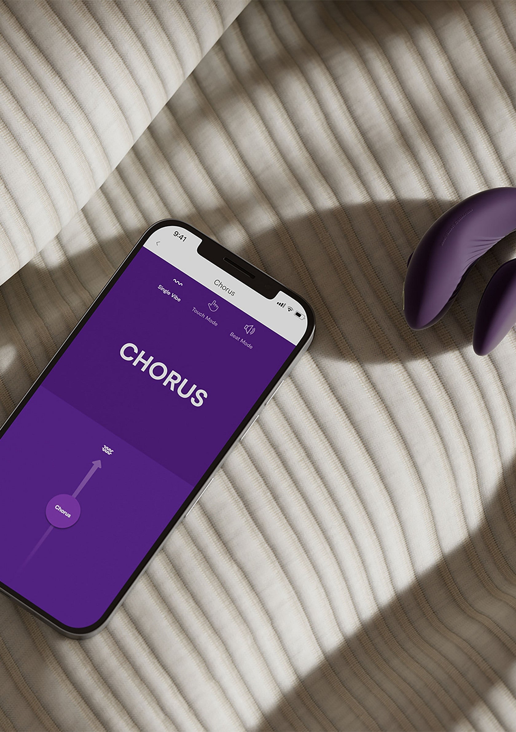 Vibromasseur de couple connecté avec application Chorus sur iPhone. Améliorez votre plaisir.; Connected koppel vibrator met Chorus app op iPhone. Verbeter je plezier.; Connected couple vibrator with Chorus app on iPhone. Enhance your pleasure.
