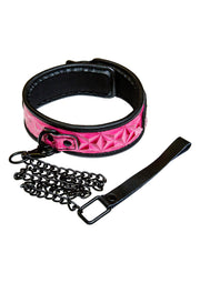 Collier rose à motifs avec chaîne noire et laisse pour un look audacieux.; Roze halsband met patroon en zwarte ketting en riem voor een gewaagde look.; Pink patterned collar with black chain and leash for a bold look.