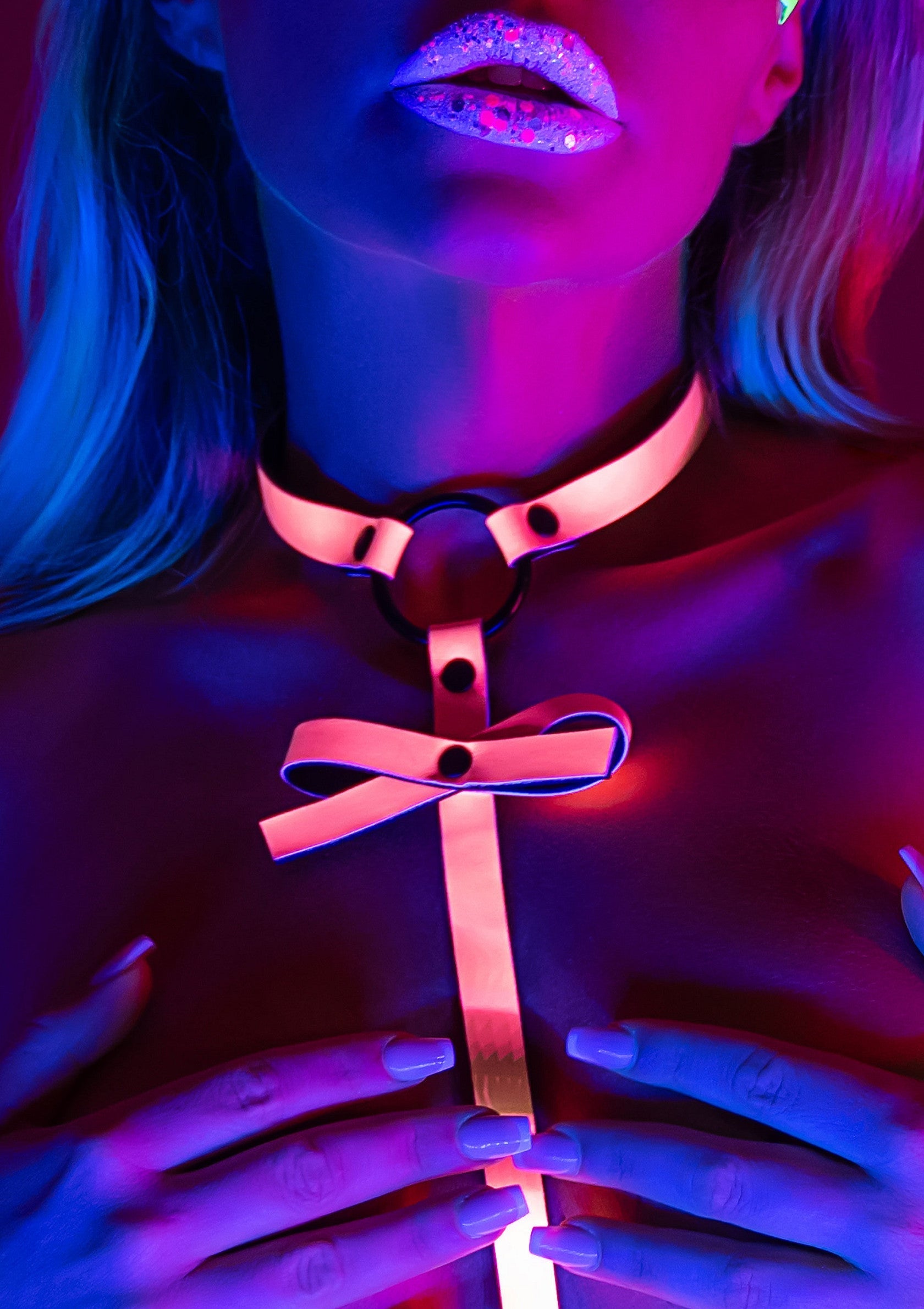 Harnais fluo sexy avec noeud pour une touche coquine. Parfait pour les soirées et les événements spéciaux.; Sexy neon harnas met strik voor een speelse touch. Perfect voor avonden en speciale evenementen.; Sexy neon harness with bow for a flirty touch. Perfect for evenings and special events.