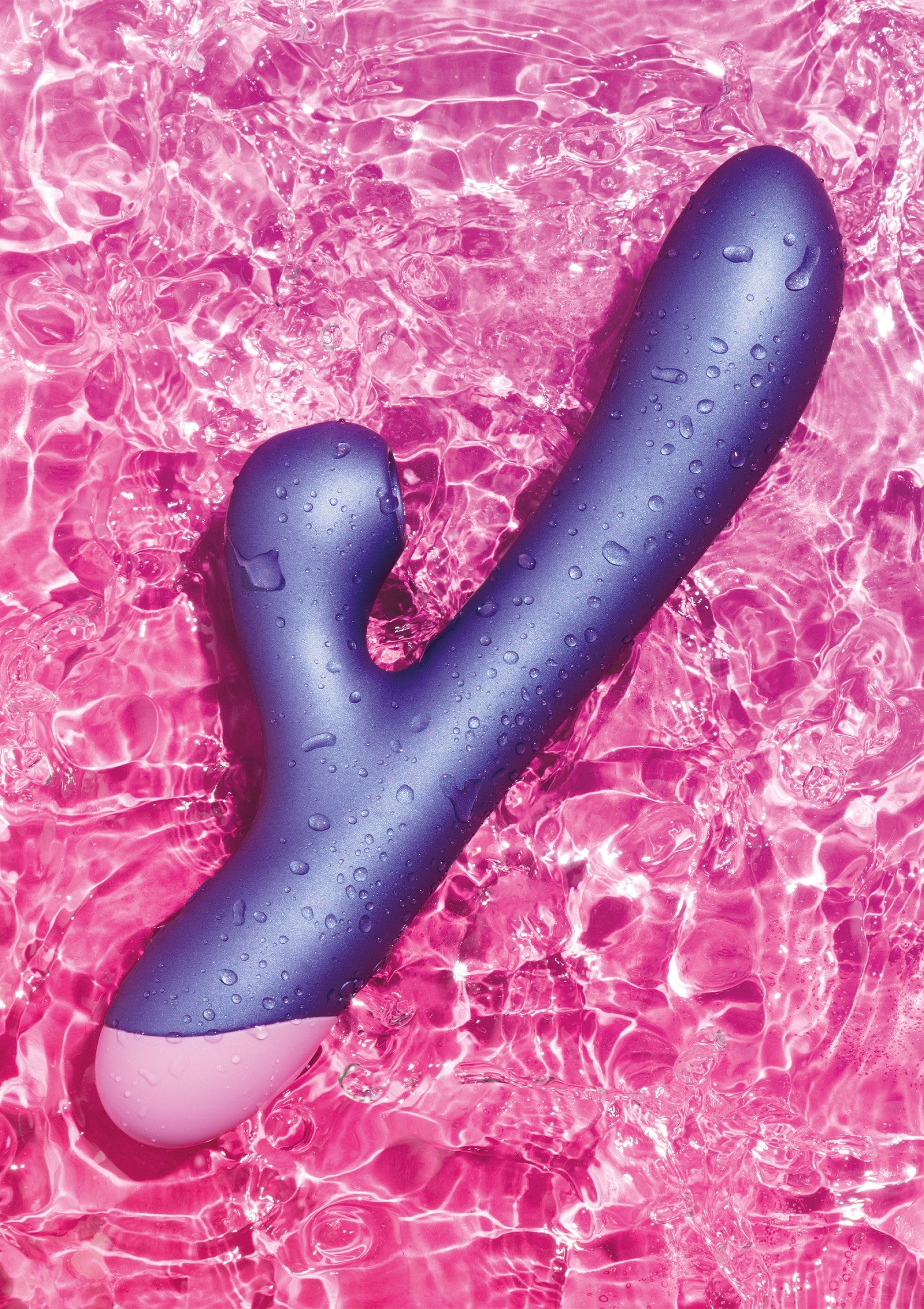 Vibromasseur étanche bleu et rose sur fond d'eau rose pour des plaisirs aquatiques intenses.; Waterdichte blauw en roze vibrator op een roze waterachtergrond voor intense waterpret.; Waterproof blue and pink vibrator on a pink water background for intense aquatic pleasures.