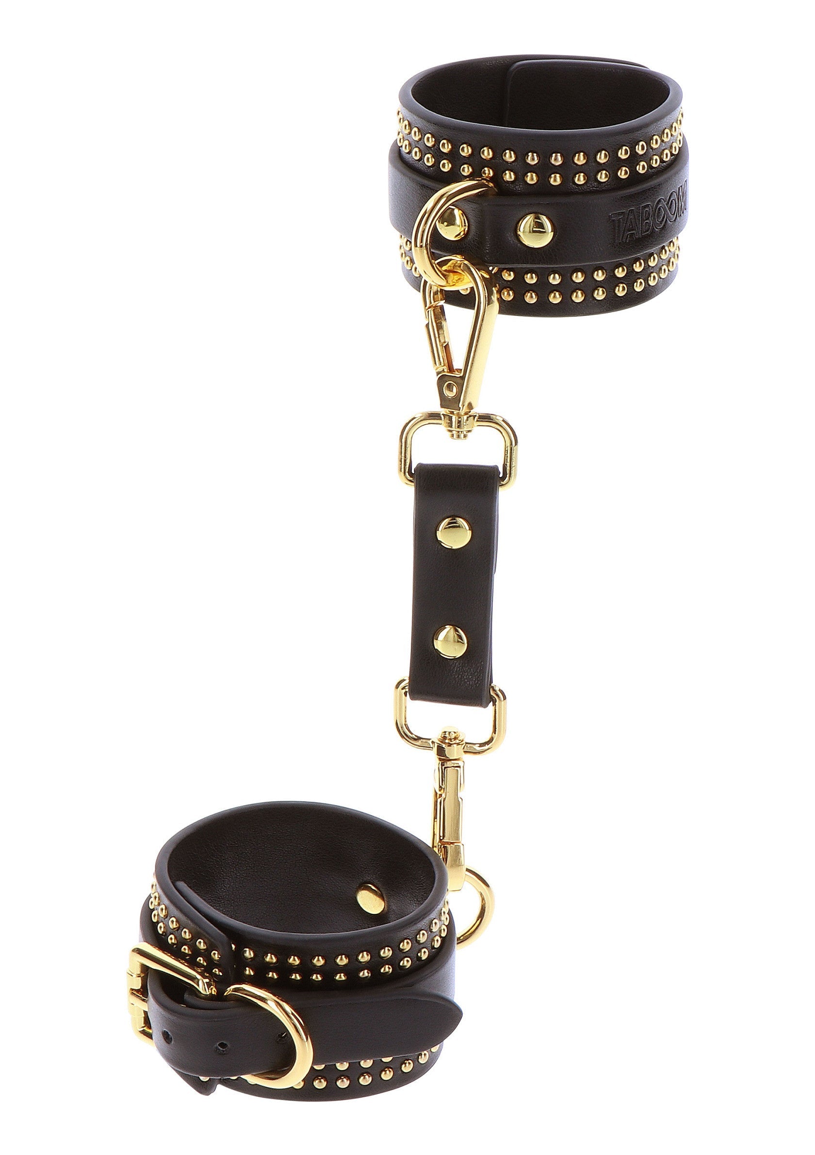 Menottes en cuir noir cloutées d'or avec chaîne de liaison.; Zwarte leren handboeien met gouden studs en verbindingsketting.; Black leather handcuffs with gold studs and connecting chain.