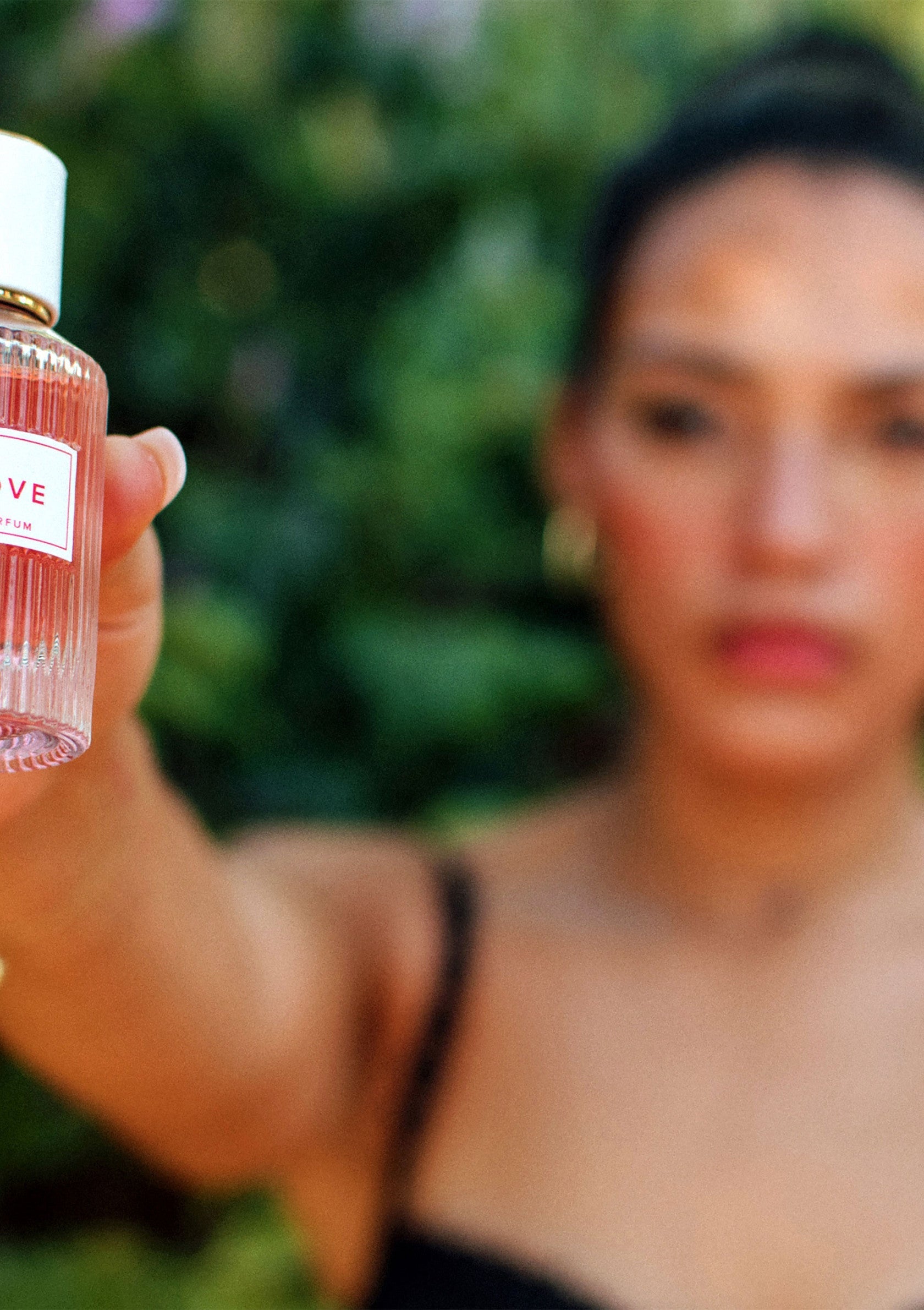 Parfum élégant présenté par une femme, idéal pour une touche de sophistication quotidienne.; Elegante parfum gepresenteerd door een vrouw, perfect voor een vleugje dagelijkse verfijning.; Elegant perfume presented by a woman, perfect for a touch of daily sophistication.