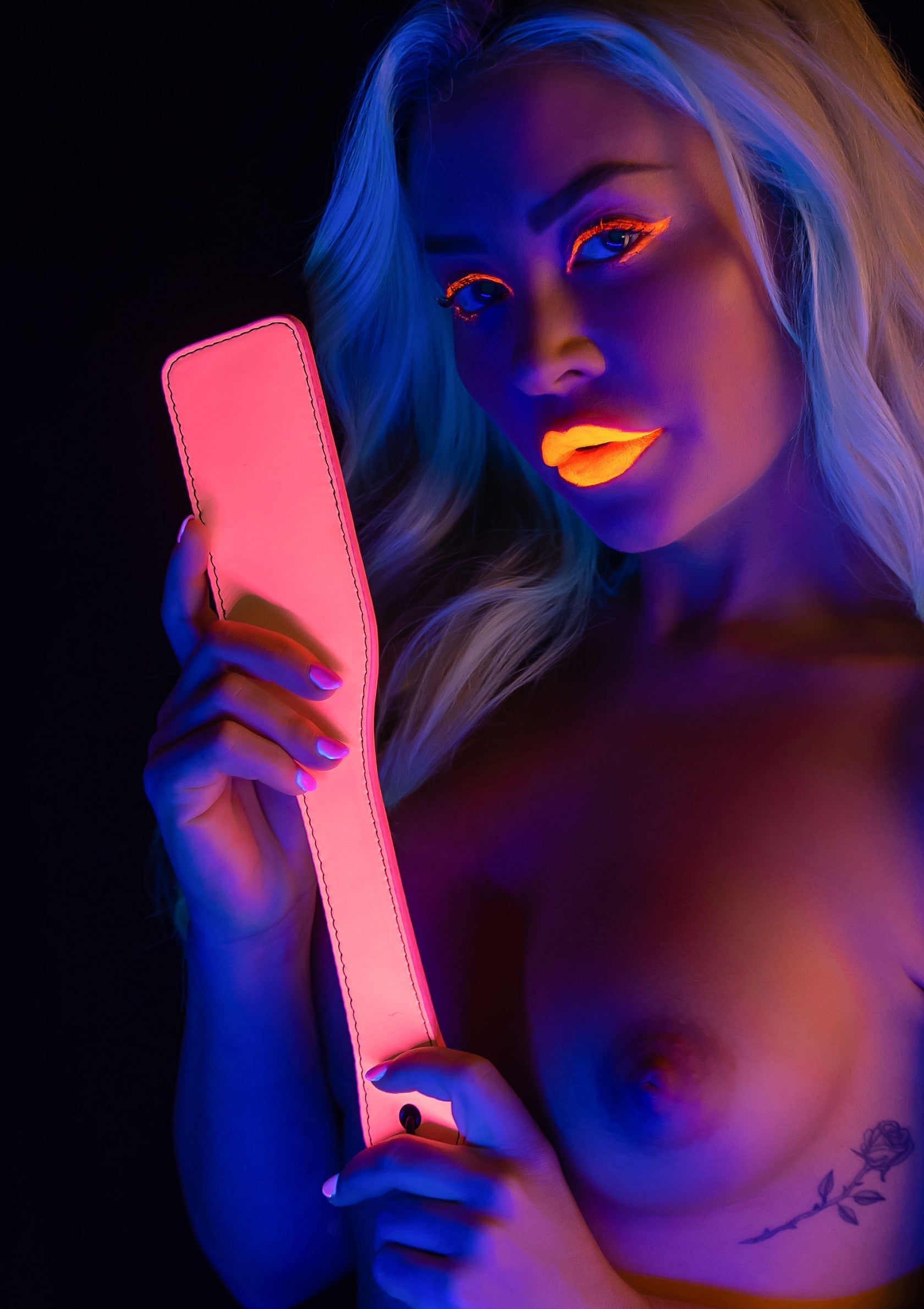 Palette de fessée rose fluo pour pimenter votre vie amoureuse. Découvrez nos accessoires coquins et jeux pour adultes !; Roze fluorklop voor extra pit in je liefdesleven. Ontdek onze stoutste accessoires en spelletjes voor volwassenen!; Neon pink paddle spanker to spice up your love life. Discover our naughty accessories & adult games!