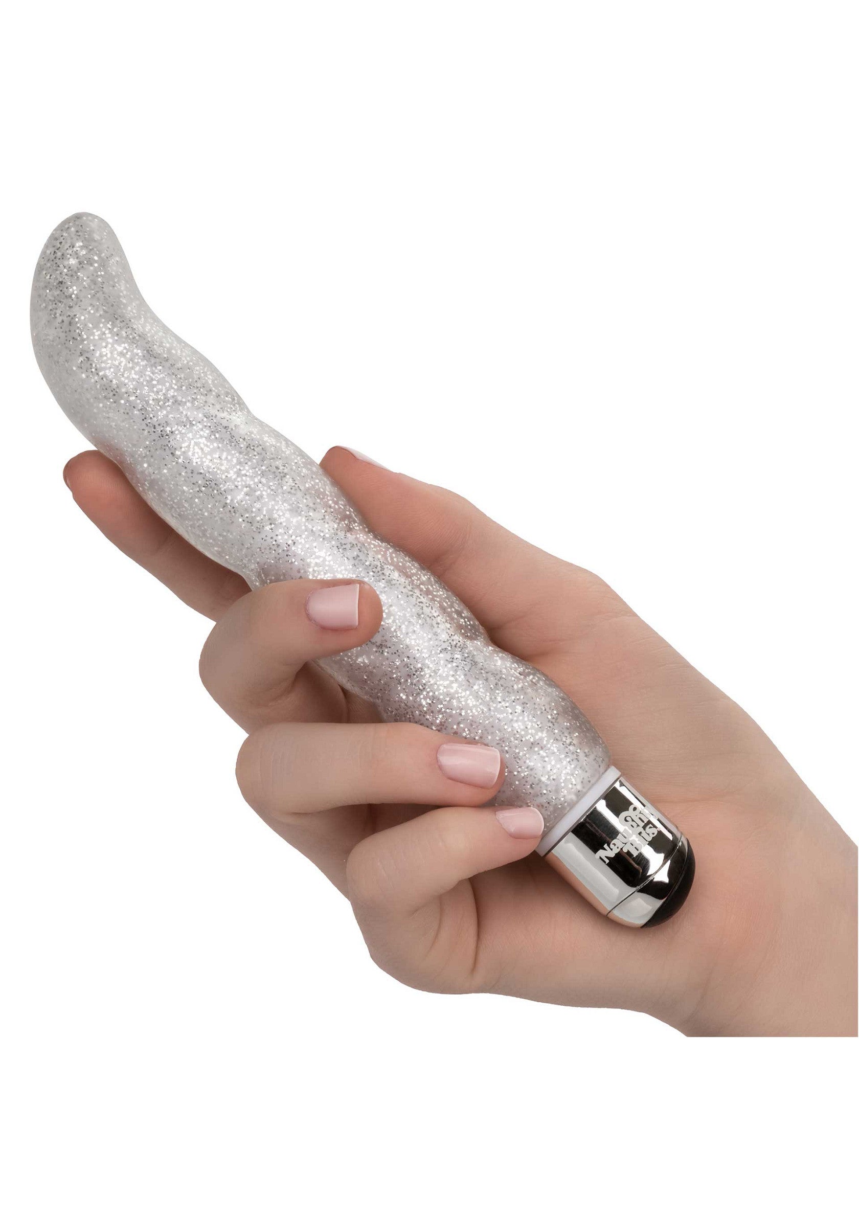 Vibromasseur à paillettes argentées dans une main pour le plaisir intime et l'excitation.; Zilveren glitter vibrator in een hand voor intiem plezier en opwinding.; Silver glitter vibrator in hand for intimate pleasure and arousal.