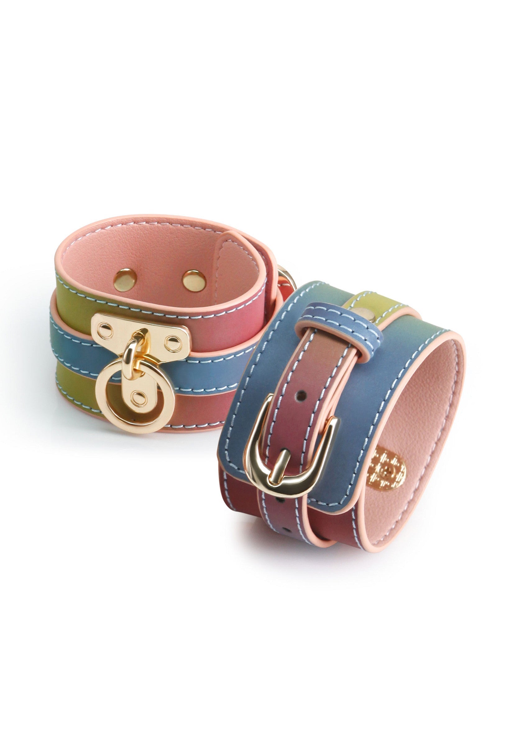 Bracelets manchettes en cuir multicolore avec boucle et fermoir dorés. Accessoire de mode tendance et original.; Kleurrijke lederen manchetarmbanden met gouden gesp en sluiting. Trendy en origineel modeaccessoire.; Colorful leather cuff bracelets with gold buckle and clasp. Trendy and original fashion accessory.