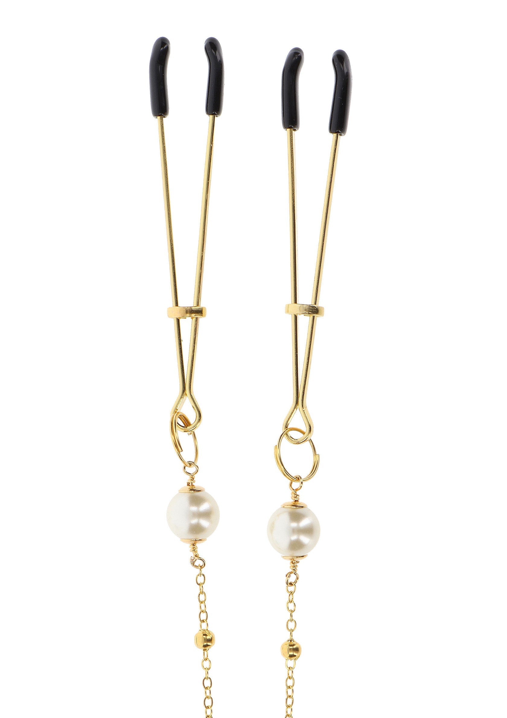 Pinces à tétons dorées avec perles. Accessoire sensuel et élégant pour pimenter vos jeux coquins.; Gouden tepelklemmen met parels. Sensueel en elegant accessoire om je stoutste spelletjes mee op te fleuren.; Gold nipple clamps with pearls. Sensual and elegant accessory to spice up your kinky games.
