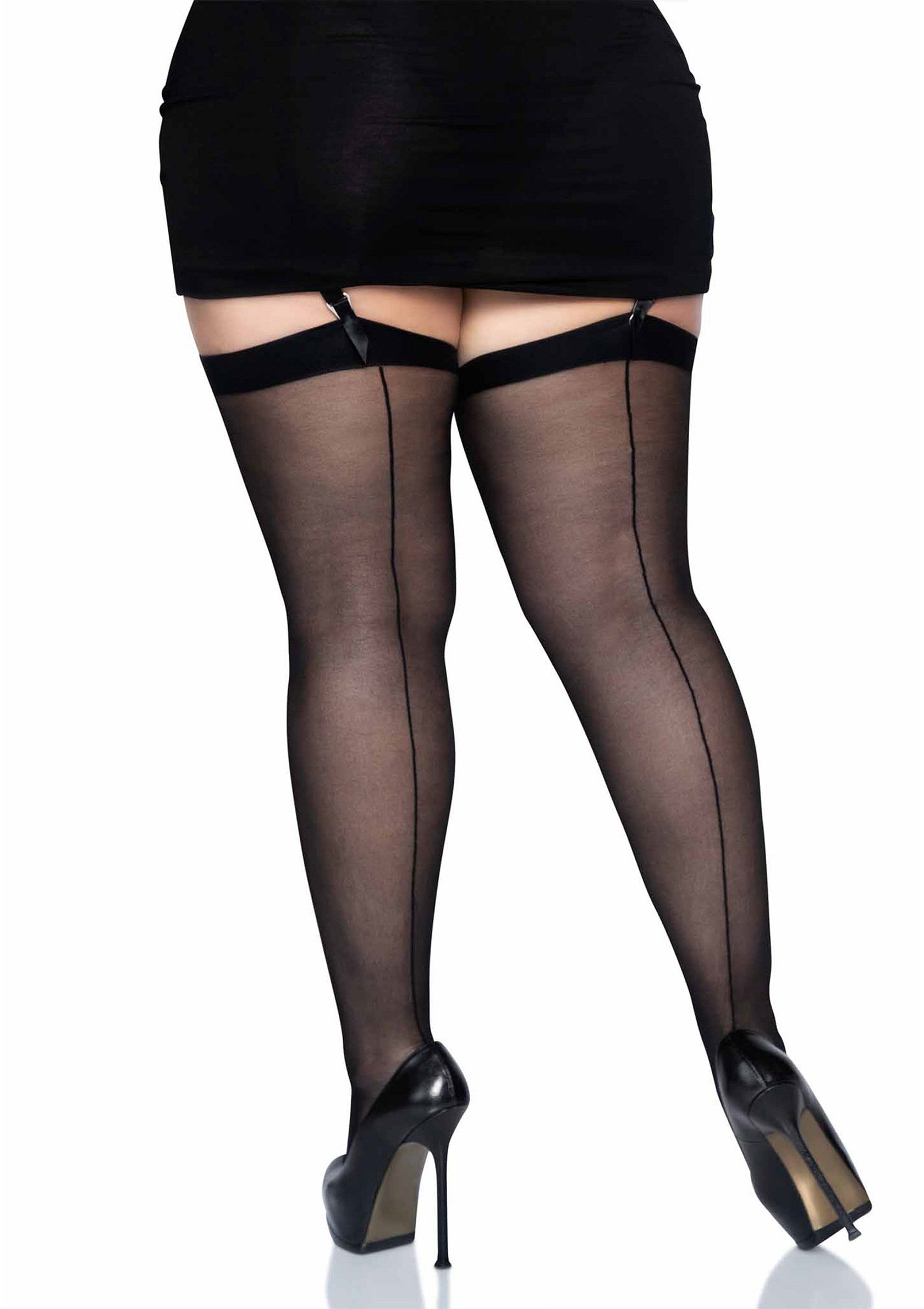 Bas couture noirs avec jarretelles et talons hauts pour une allure séduisante.; Zwarte naadkousen met jarretels en hoge hakken voor een verleidelijke look.; Black seamed stockings with suspenders and high heels for a seductive look.