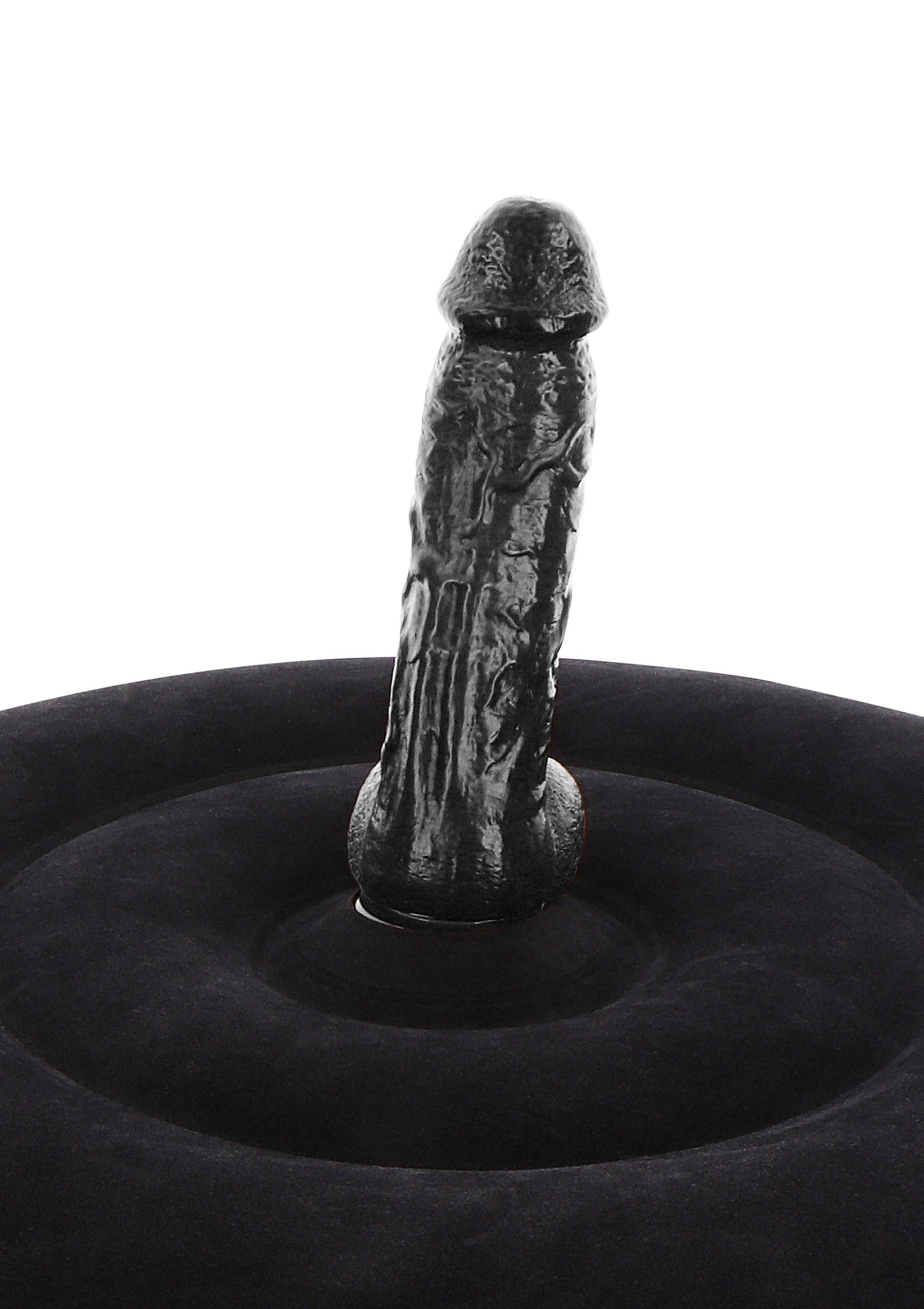 Un gode noir réaliste sur un coussin rond noir. Plaisir intense garanti.; Een realistische zwarte dildo op een zwart rond kussen. Gegarandeerd intens plezier.; Realistic black dildo on a black round cushion. Intense pleasure guaranteed.