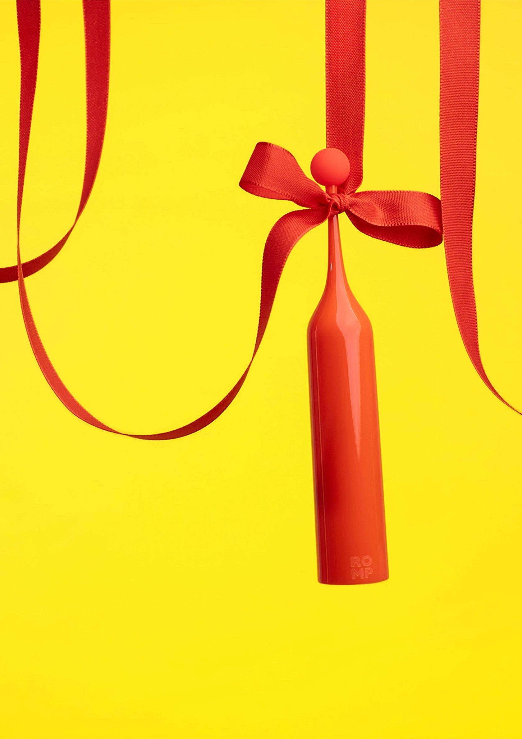 Cadeau rouge élégant sur fond jaune vif, orné d'un ruban rouge. Parfait pour offrir.; Elegante rode cadeau op heldere gele achtergrond, versierd met een rood lint. Perfect om cadeau te geven.; Elegant red gift on bright yellow background, adorned with a red ribbon. Perfect for gifting.