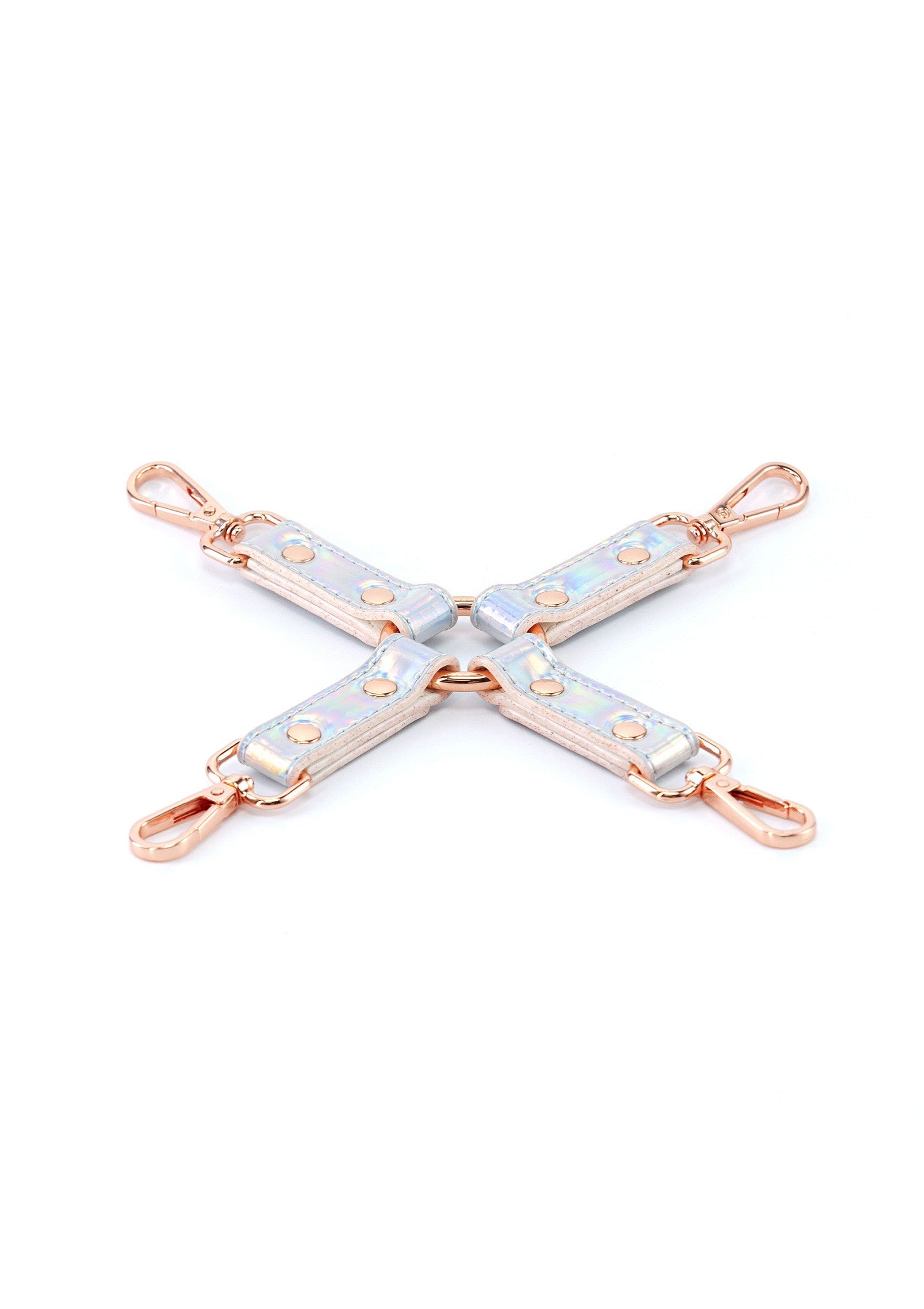 Quatre bretelles de sac décoratives argentées et dorées en forme de croix.; Vier zilveren en gouden decoratieve tasriemen in een kruisvorm.; Four silver and gold decorative bag straps in a cross shape.