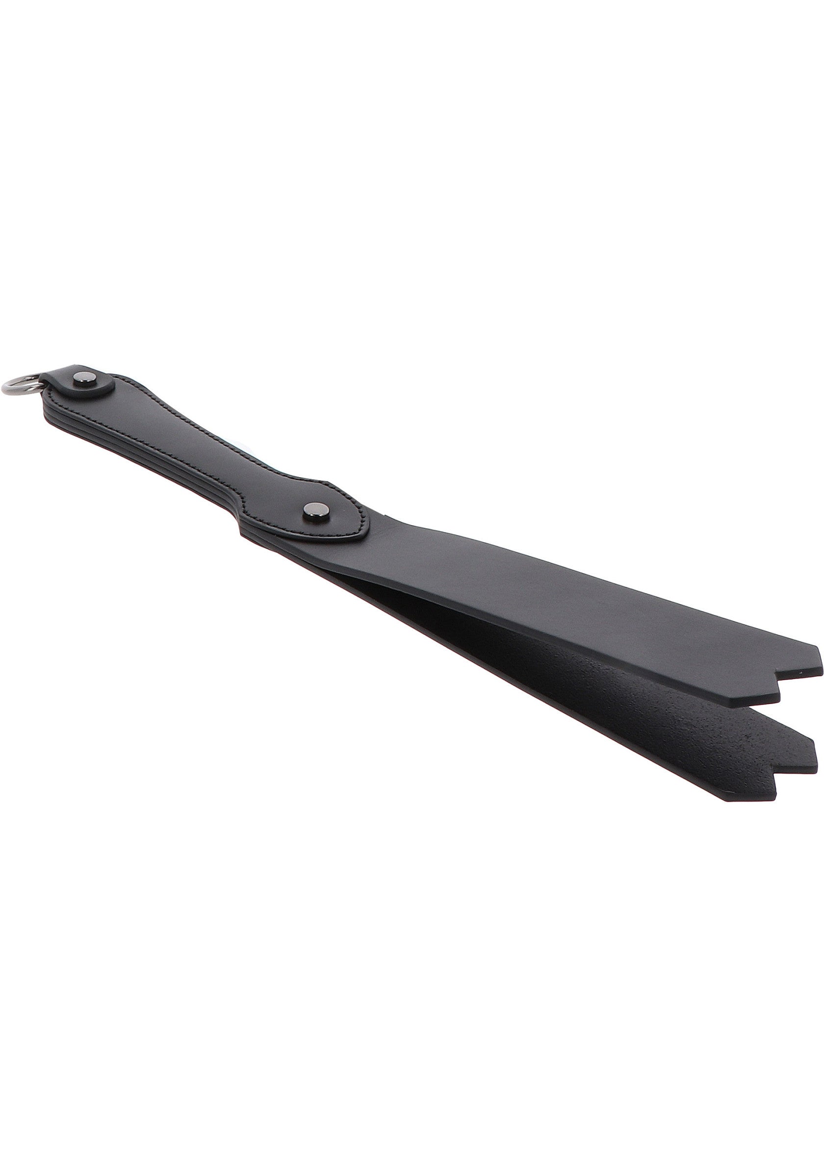 Palette de fessée à trois lanières en cuir noir avec poignée. Accessoire érotique pour jeux de rôle SM.; Zwarte lederen triple staart peddel met handvat. Erotisch accessoire voor SM rollenspellen.; Black leather triple tail paddle with handle. Erotic accessory for BDSM roleplay.