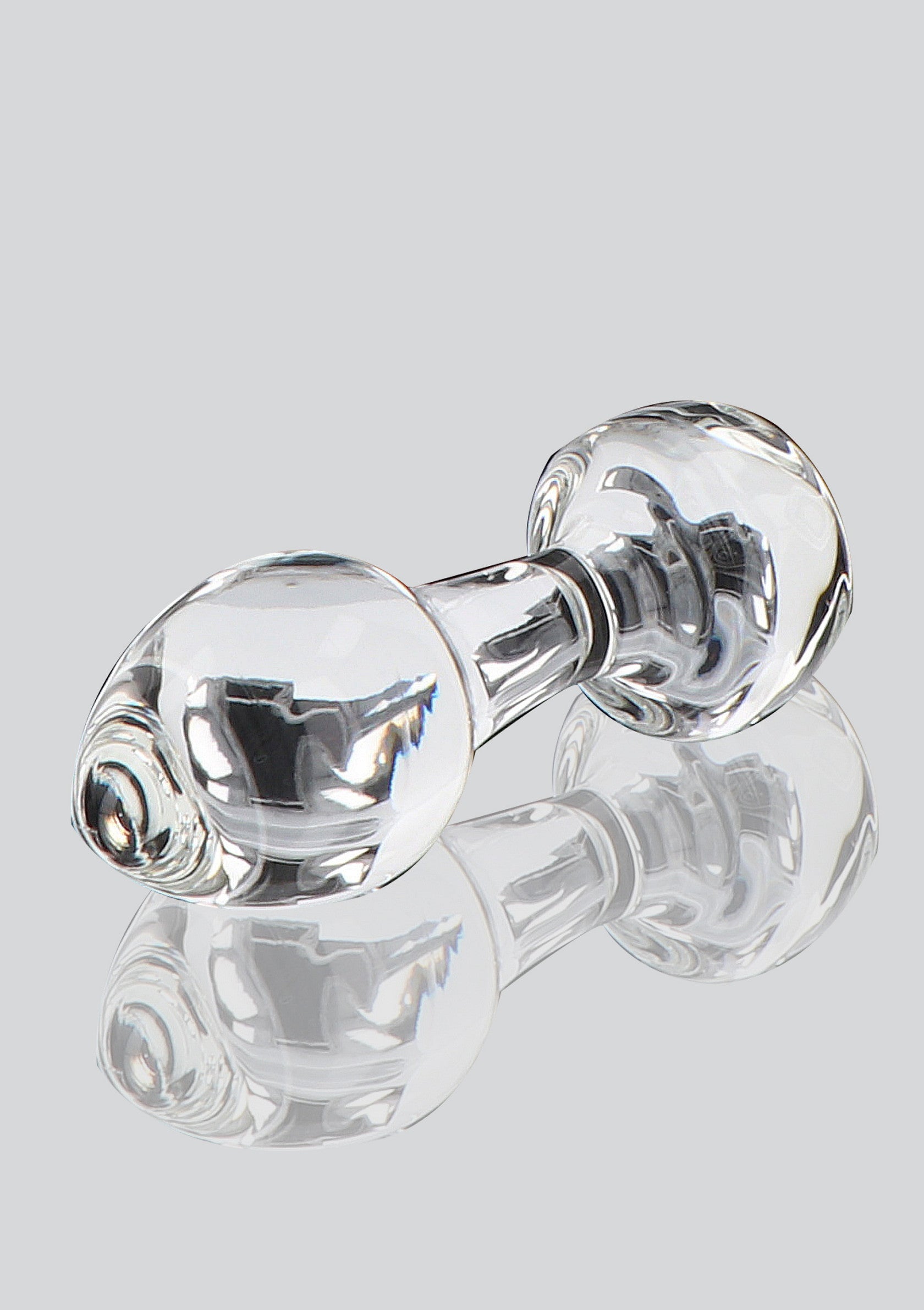 Plug anal en verre transparent, lisse et luxueux pour le plaisir. Un ajout raffiné à votre collection intime.; Gladde, luxe heldere glazen anale plug voor genot. Een verfijnde toevoeging aan je intieme collectie.; Smooth, luxurious clear glass anal plug for pleasure. A refined addition to your intimate collection.