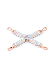 Quatre bretelles de sac décoratives argentées et dorées en forme de croix.; Vier zilveren en gouden decoratieve tasriemen in een kruisvorm.; Four silver and gold decorative bag straps in a cross shape.