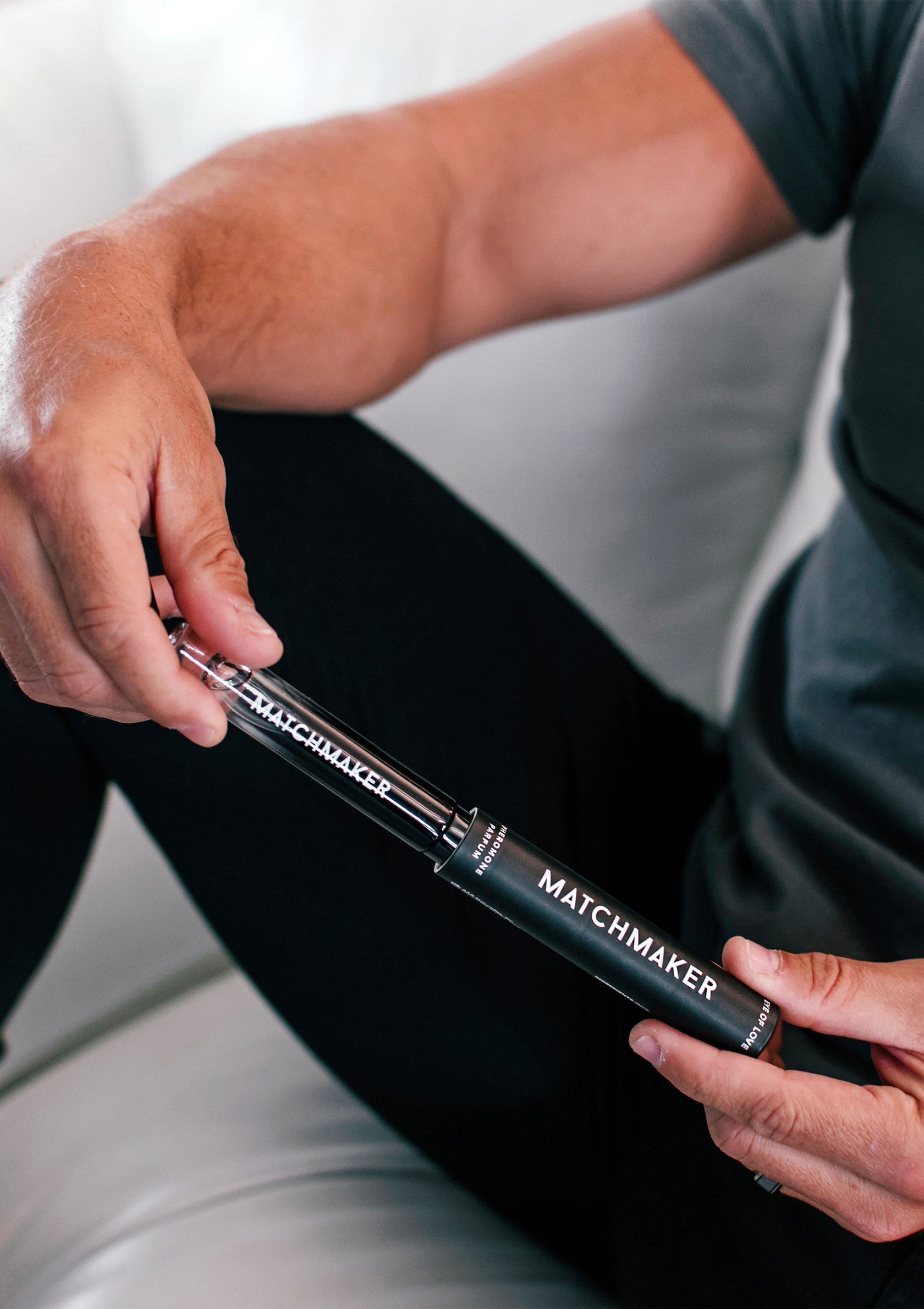 Un homme tient un mascara 'Matchmaker'. Cosmétiques de haute qualité pour un look parfait.; Man houdt 'Matchmaker' mascara vast. Hoogwaardige cosmetica voor de perfecte look.; Man holding 'Matchmaker' mascara. High-quality cosmetics for the perfect look.
