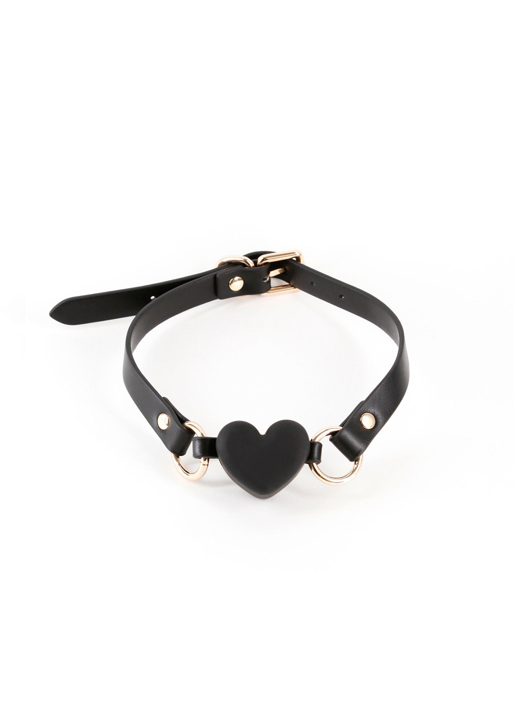 Collier en cuir noir avec un pendentif en forme de cœur pour une touche séduisante.; Zwarte leren choker met hartvormige hanger voor een verleidelijke touch.; Black leather choker with a heart pendant for a seductive touch.