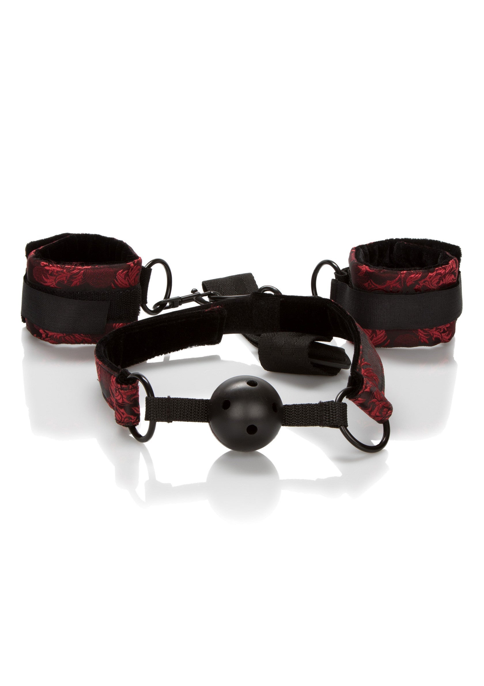 Ensemble de bâillon sphérique et de manchettes en satin rouge et noir pour un jeu érotique sensuel.; Set van rode en zwarte satijnen balgaggel en manchetten voor sensueel erotisch spel.; Red and black satin ball gag and cuffs set for sensual erotic play.