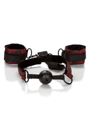 Ensemble de bâillon sphérique et de manchettes en satin rouge et noir pour un jeu érotique sensuel.; Set van rode en zwarte satijnen balgaggel en manchetten voor sensueel erotisch spel.; Red and black satin ball gag and cuffs set for sensual erotic play.