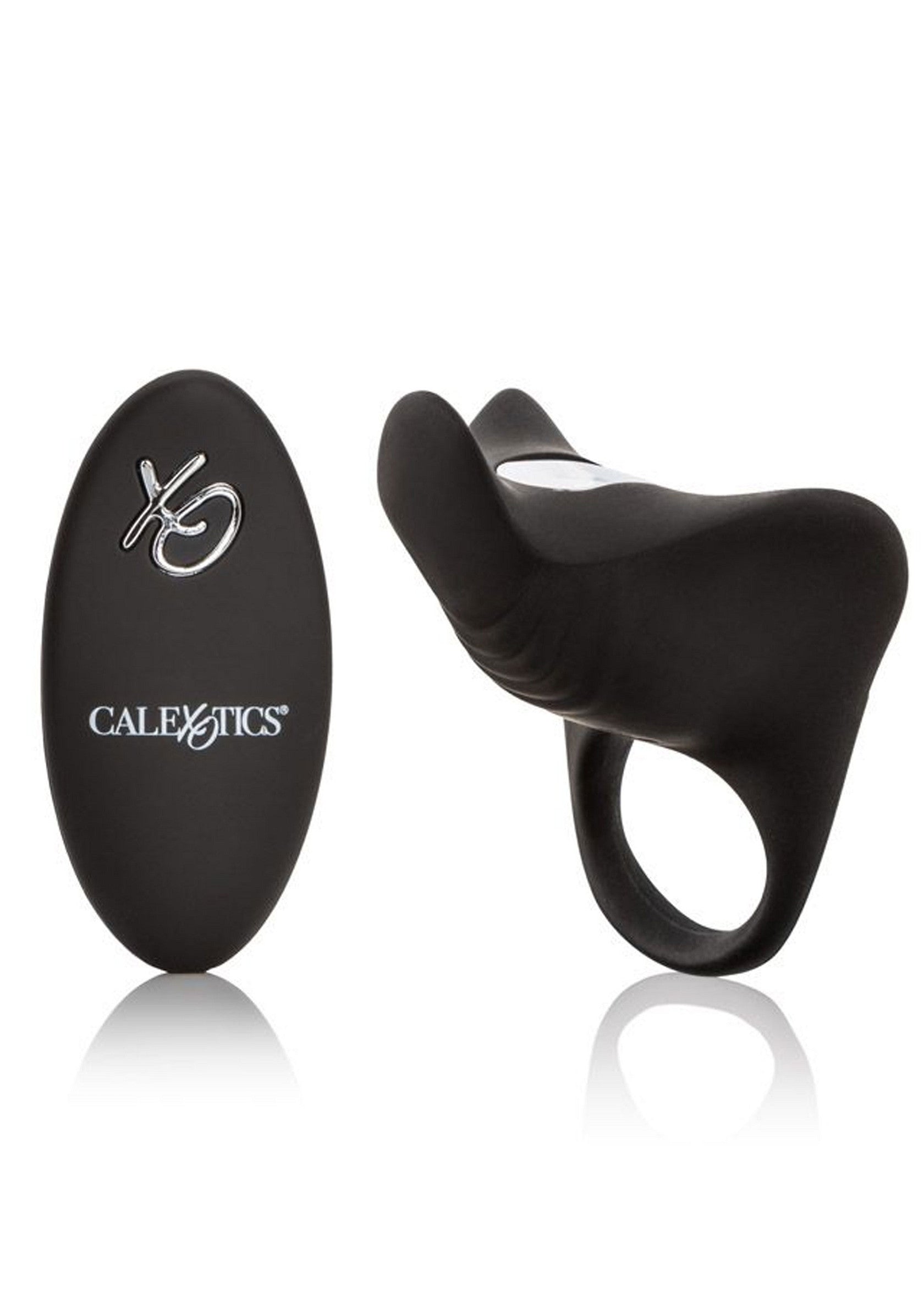 Vibromasseur pénien CalExotics XO noir pour des sensations intenses et un plaisir partagé.; CalExotics XO penis vibrator in zwart voor intense sensaties en gedeeld plezier.; CalExotics XO black penis vibrator for intense sensations and shared pleasure.