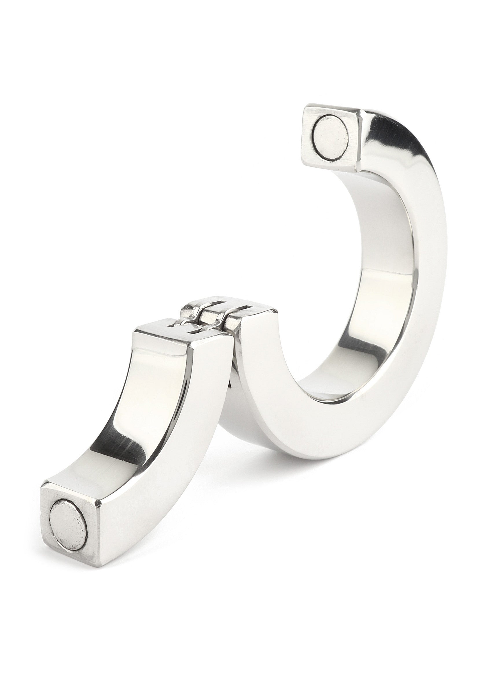Fermoir magnétique argenté moderne pour colliers ou bracelets. Design épuré et facile à utiliser.; Moderne zilverkleurige magnetische sluiting voor kettingen of armbanden. Strak design en makkelijk te gebruiken.; Modern silver magnetic clasp for necklaces or bracelets. Sleek design and easy to use.