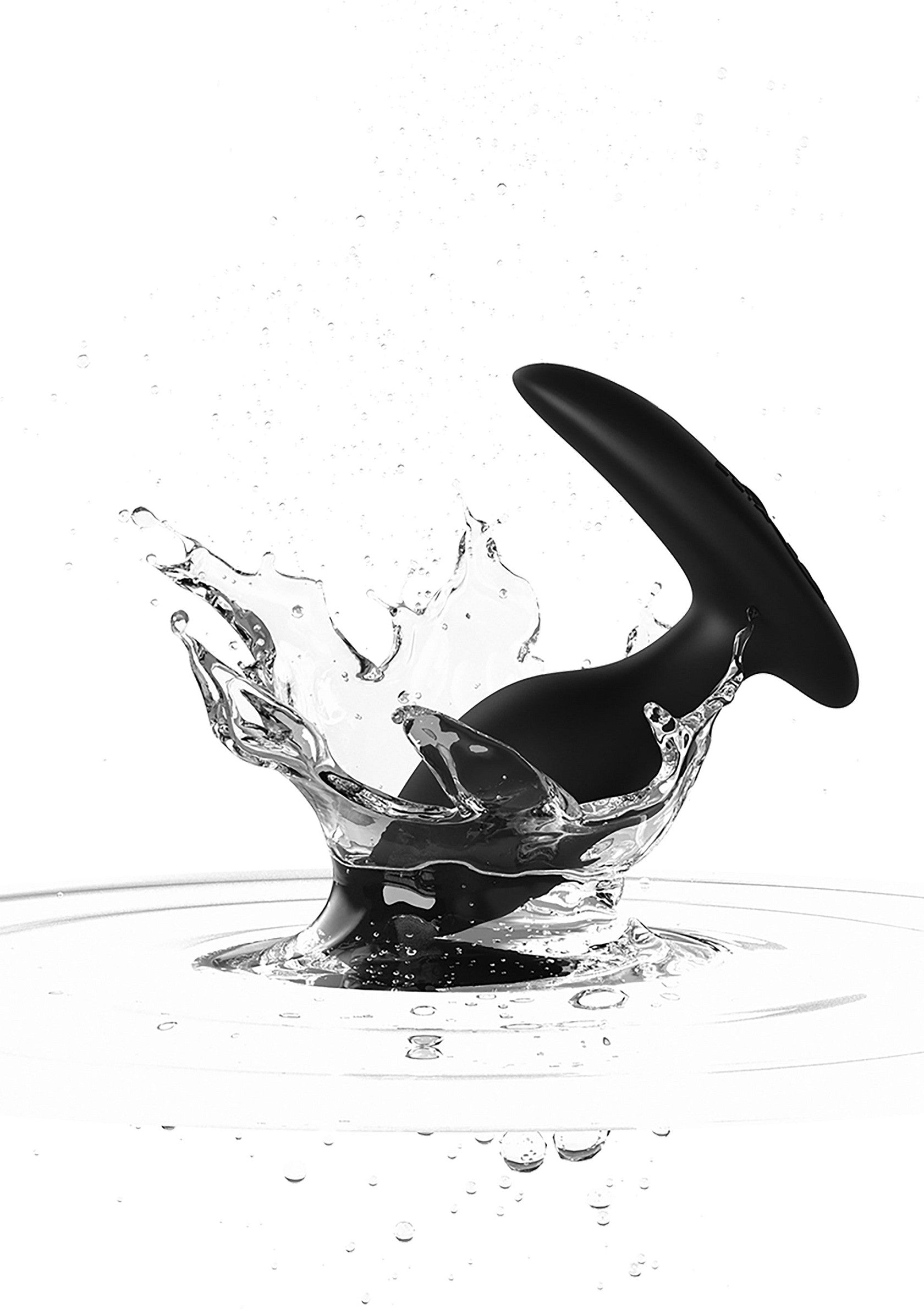 Plug anal noir élégant avec un splash d'eau. Pour des plaisirs aquatiques intenses et des sensations uniques !; Elegante zwarte anale plug met een watersplash. Voor intense waterpret en unieke sensaties!; Sleek black anal plug with water splash. For intense aquatic pleasures and unique sensations!