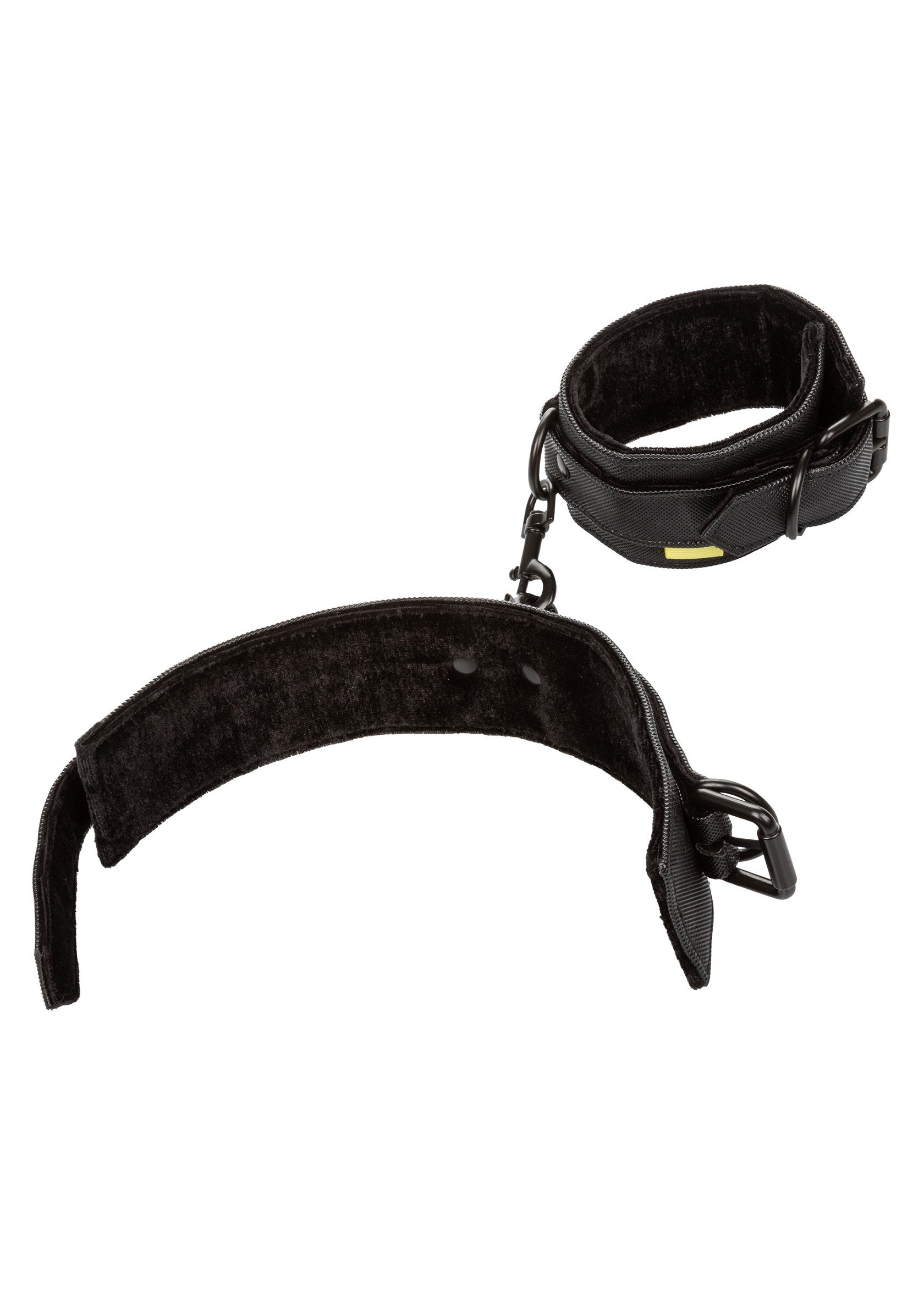 Menottes et collier en cuir noir pour jeux coquins.; Zwarte leren handboeien en halsband voor ondeugende spelletjes.; Black leather restraints set with cuffs and collar for playful games.