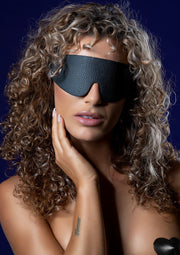 Masque pour les yeux en cuir noir pour jeu de rôle et sensualité.; Zwarte leren blinddoek voor rollenspel en sensualiteit.; Black leather blindfold eye mask for roleplay and sensuality.