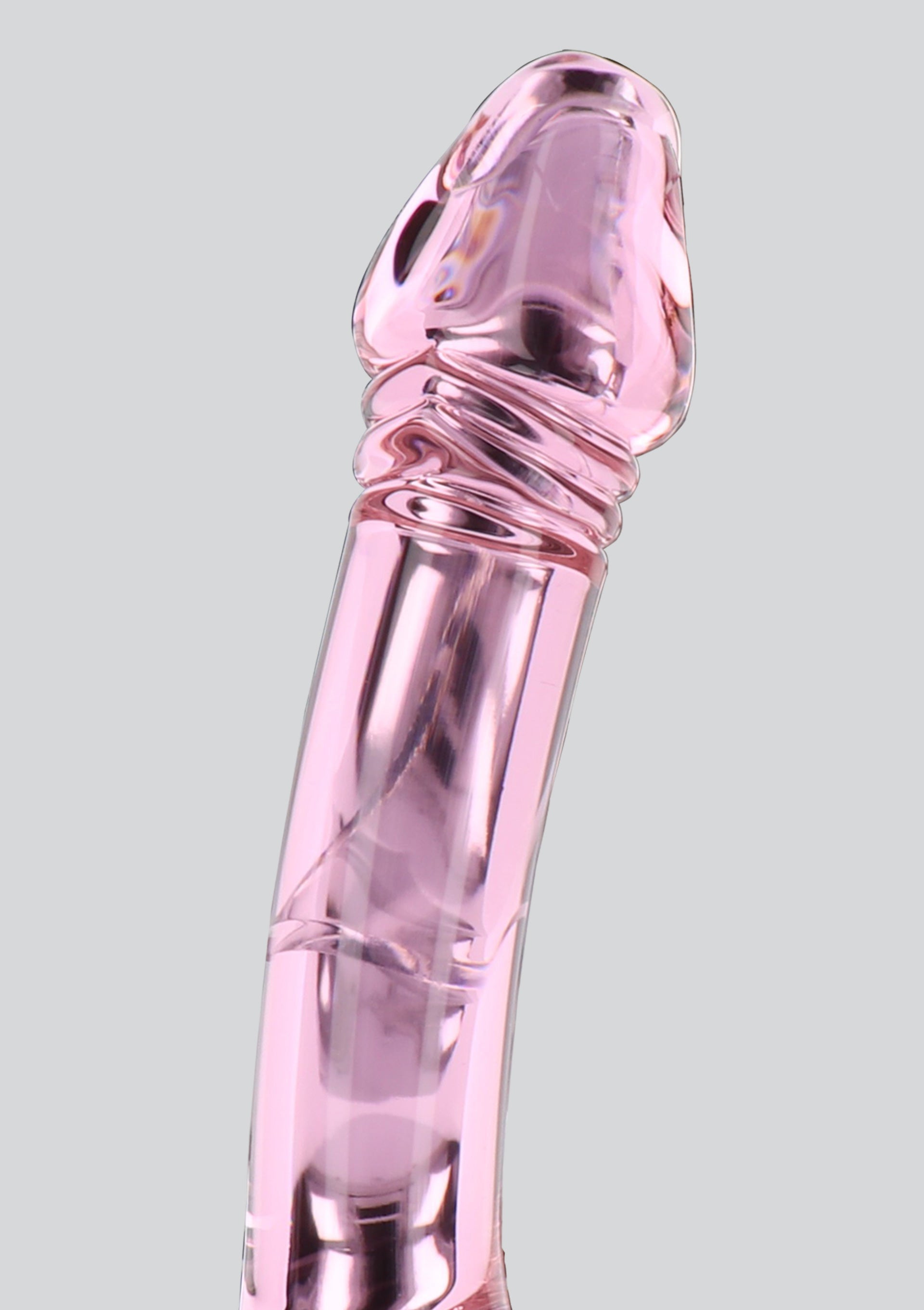 Gode rose brillant pour le plaisir solo ou partagé. Design réaliste pour une satisfaction maximale.; Glanzende roze dildo voor solo of gedeeld plezier. Realistisch ontwerp voor maximale voldoening.; Shiny pink dildo for solo or shared pleasure. Realistic design for maximum satisfaction.