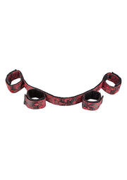 Jeu de contention rouge imprimé feuilles pour pimenter vos jeux coquins.; Rode bedboeien set met bladerenprint om je stoutste spelletjes mee op te leuken.; Red leaf-print restraint kit to spice up your naughtiest games.