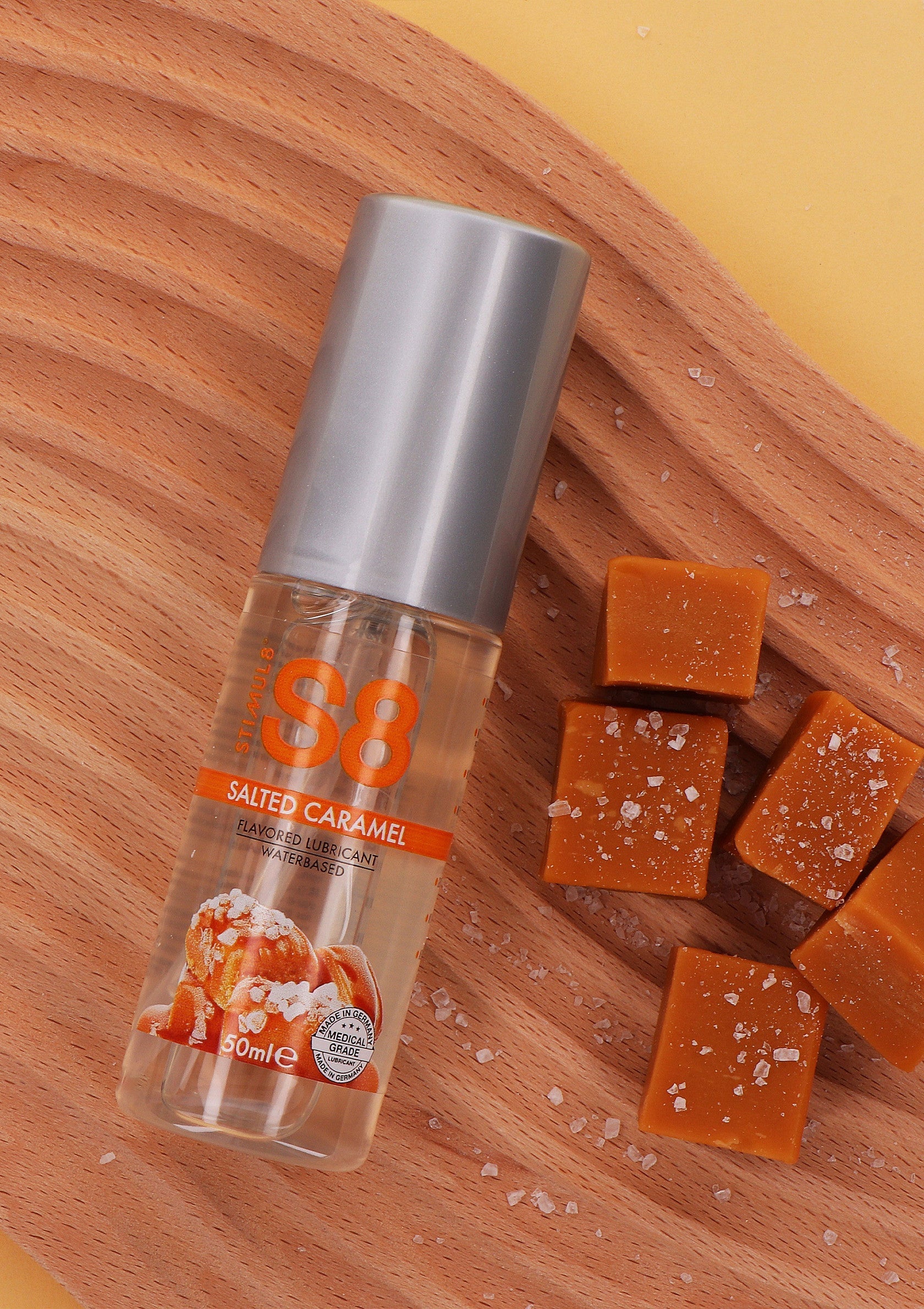 Lubrifiant aromatisé caramel salé pour des moments gourmands et sensuels. Achetez maintenant !; Gezouten karamel glijmiddel voor heerlijke en sensuele momenten. Koop nu!; Salted caramel flavored lubricant for delicious and sensual moments. Buy now!