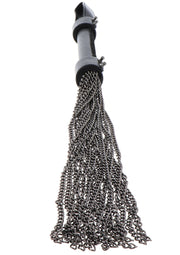 Cravache en cuir noir avec franges de chaînes métalliques, un accessoire audacieux et stylé pour pimenter votre vie.; Zwarte lederen zweep met metalen kettingfranjes, een gedurfd en stijlvol accessoire om uw leven op te fleuren.; Black leather crop with metal chain fringe, a bold and stylish accessory to spice up your life.