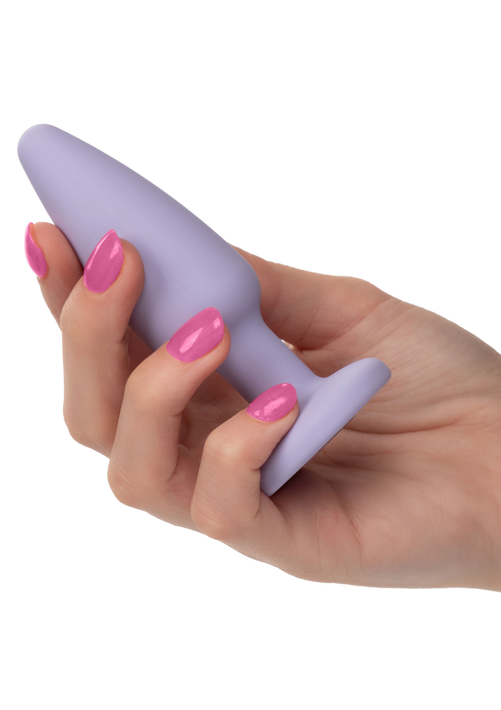 Plug anal violet doux et lisse tenu dans une main, parfait pour le plaisir anal.; Zachte, gladde paarse anale plug in een hand, perfect voor anale plezier.; Soft, smooth purple anal plug in a hand, perfect for anal pleasure.