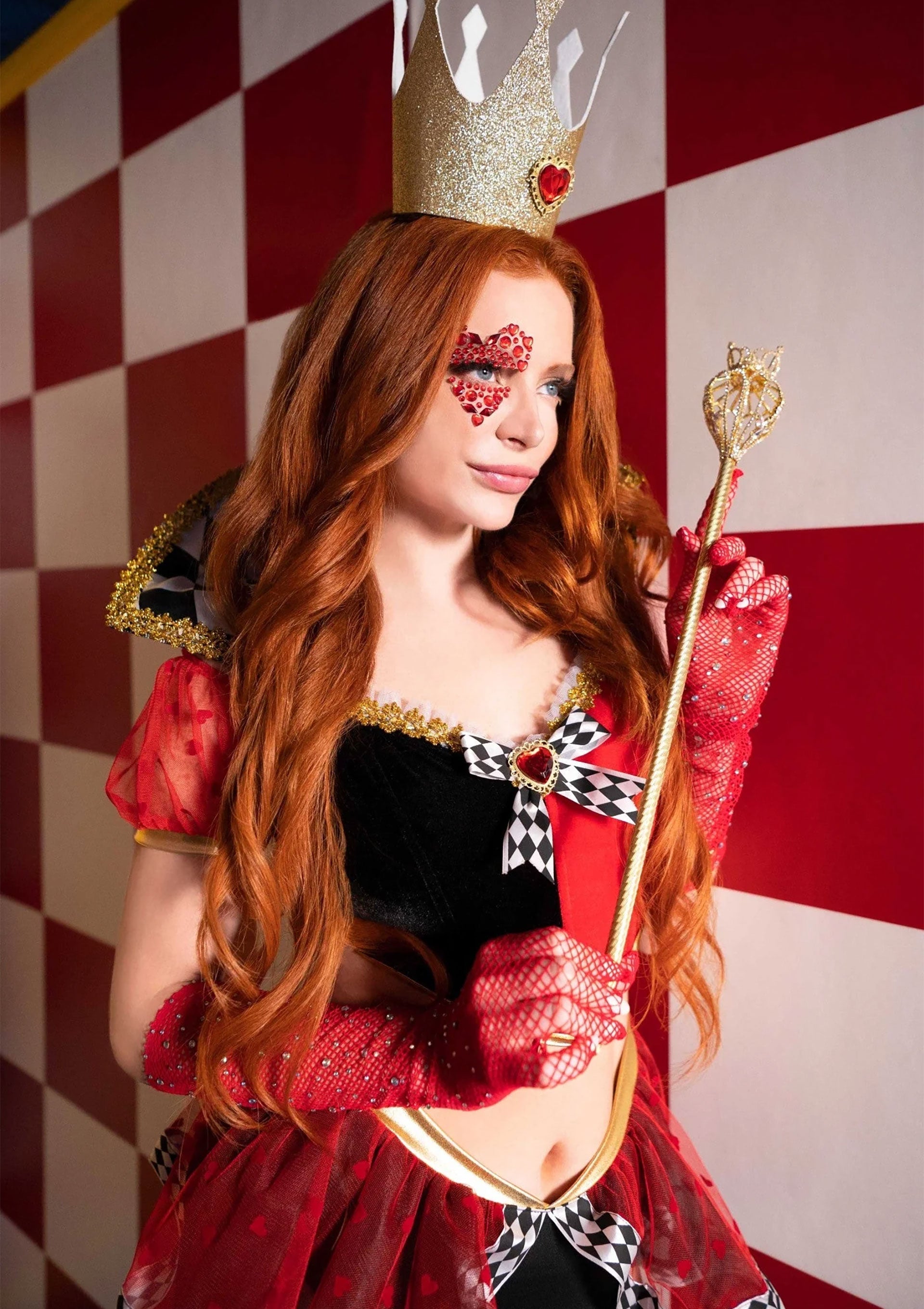 Costume de Reine de Coeur inspiré d'Alice au Pays des Merveilles : couronne, robe, sceptre et maquillage !; Hartenkoningin kostuum geïnspireerd door Alice in Wonderland: kroon, jurk, scepter en make-up!; Queen of Hearts costume inspired by Alice in Wonderland: crown, dress, scepter, and makeup!