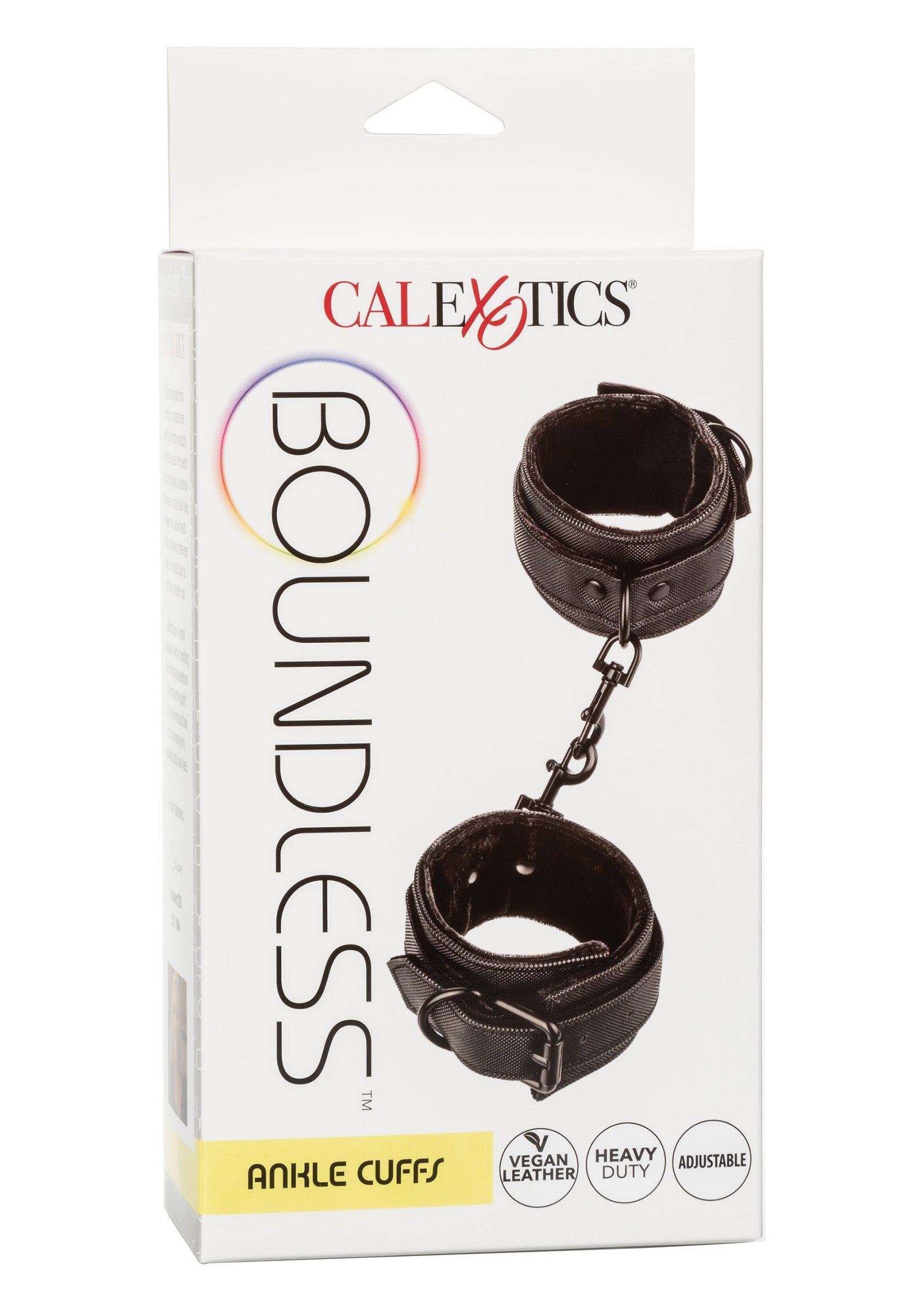 Menottes de cheville Boundless de Calexotics, en cuir vegan, robustes et réglables. Parfaites pour vos jeux de soumission !; Calexotics Boundless enkelboeien, vegan leer, heavy duty en verstelbaar. Perfect voor bondage spelletjes!; Calexotics Boundless ankle cuffs, vegan leather, heavy duty and adjustable. Perfect for bondage games!