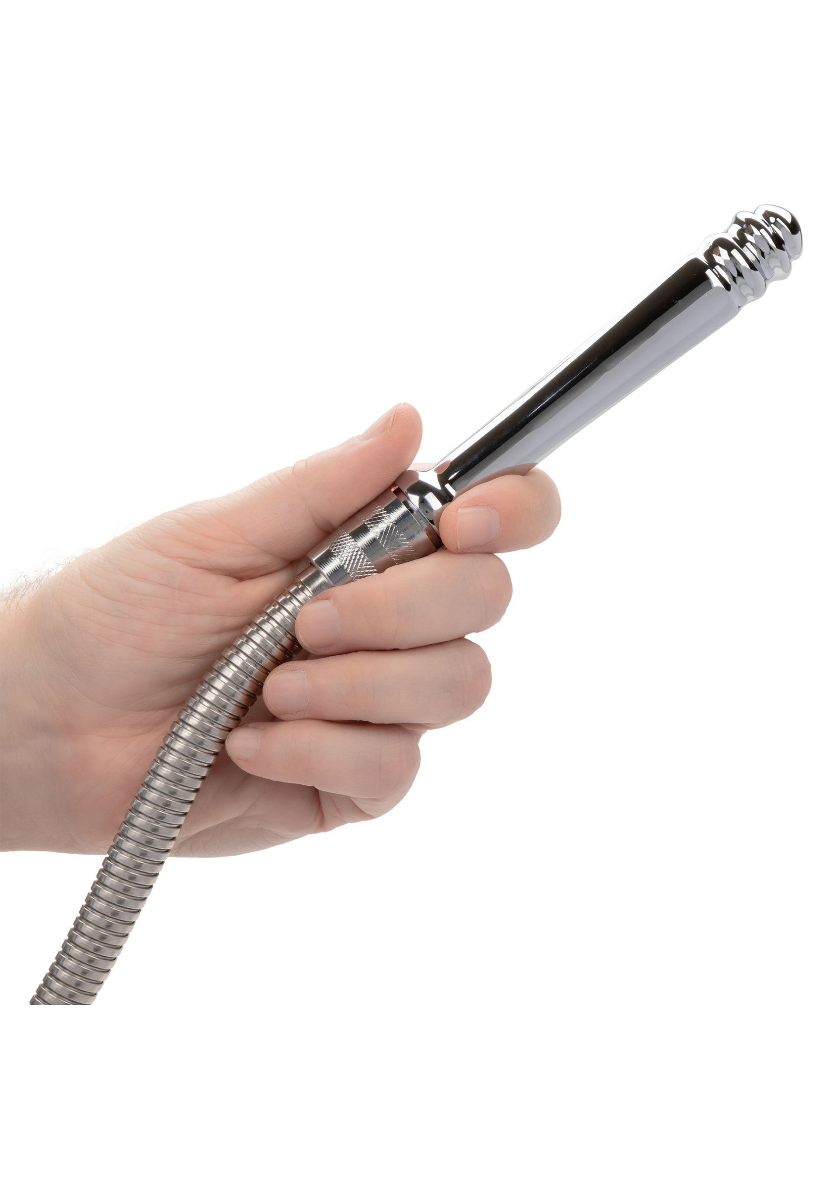 Douchette vaginale en métal flexible tenue à la main pour l'hygiène intime et le plaisir.; Flexibele metalen vaginale douche in de hand gehouden voor intieme hygiëne en plezier.; Flexible metal vaginal shower held in hand for intimate hygiene and pleasure.