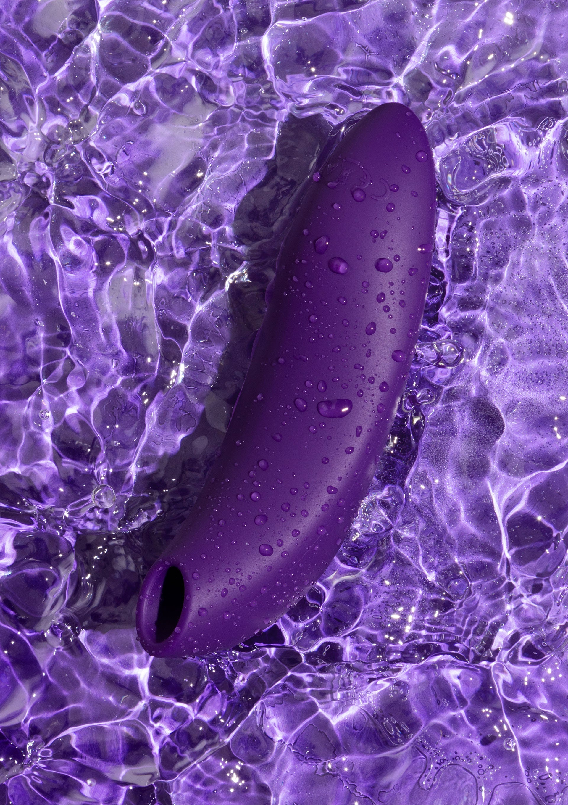 Plaisir aquatique : sextoy violet étanche pour des moments intimes uniques.; Waterpret: paars, waterdicht seksspeeltje voor unieke intieme momenten.; Aquatic pleasure: purple, waterproof sex toy for unique intimate moments.