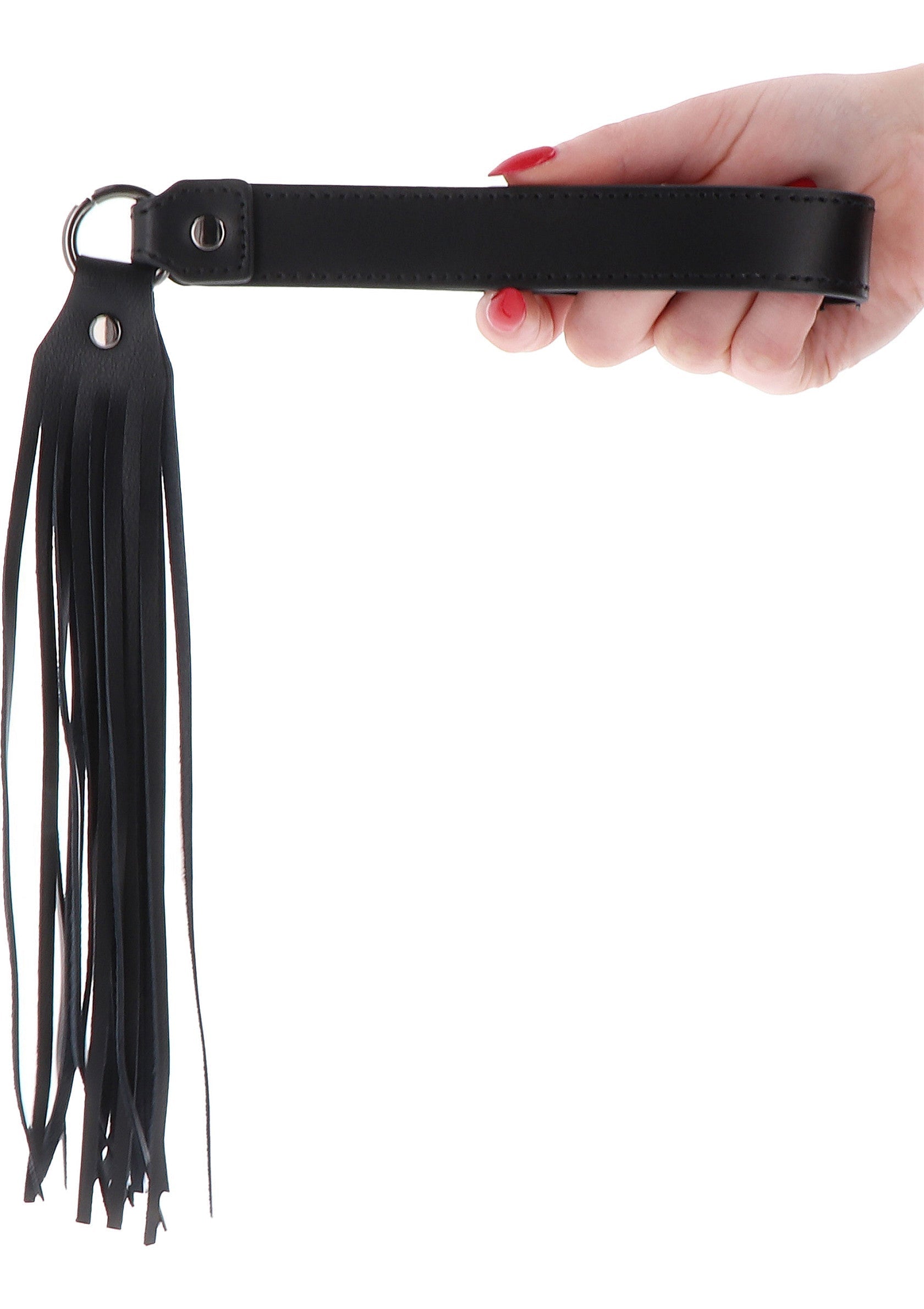 Cravache noire en cuir pour jeux coquins et BDSM.; Zwarte lederen zweep voor ondeugende spelletjes en BDSM.; Black leather flogger for kinky games and BDSM.