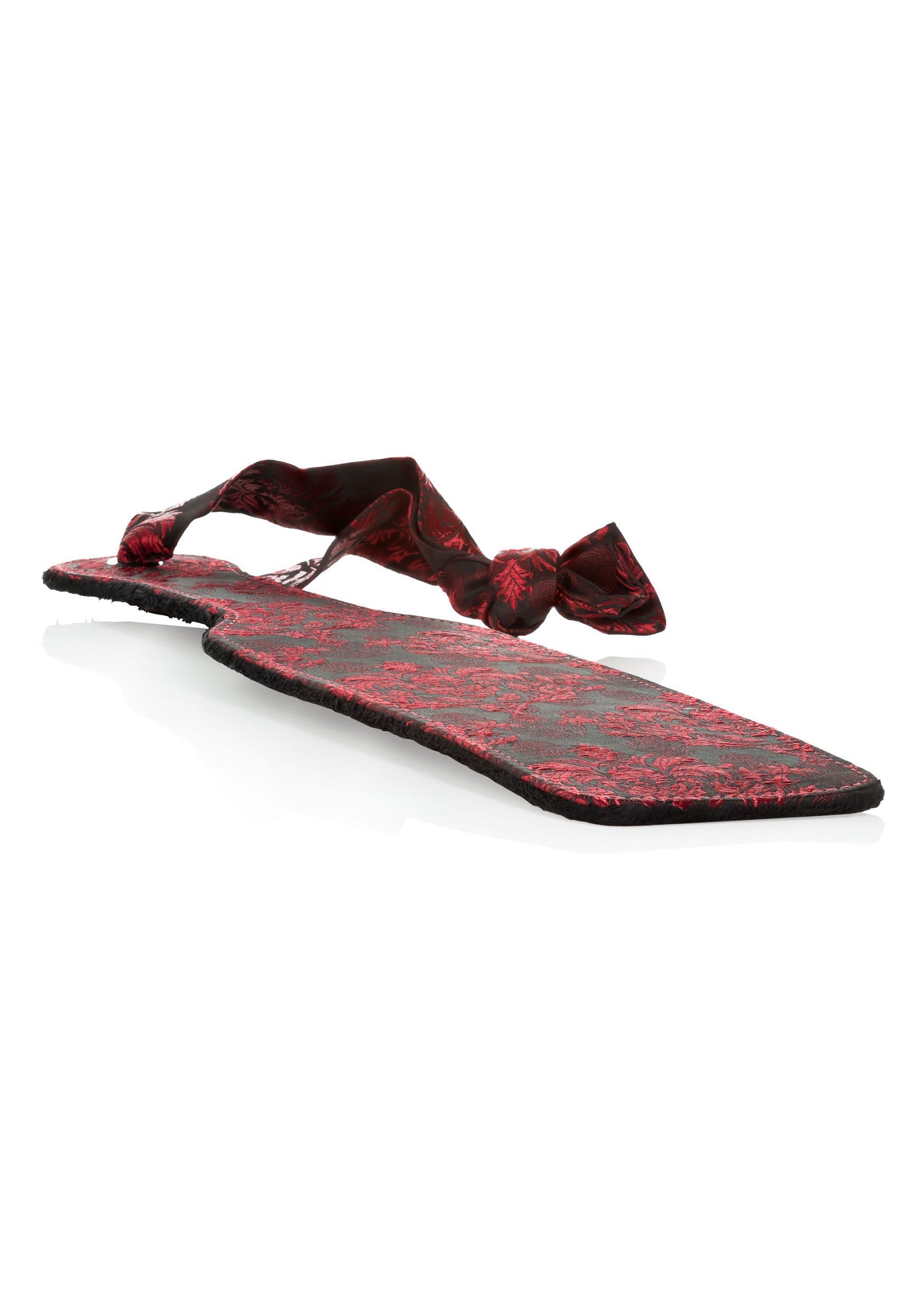 Sandale rouge et noire à motif floral avec bride en tissu.; Rode en zwarte sandaal met bloemmotief en stoffen band.; Red and black floral sandal with fabric strap.