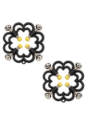 Pince à tétons en forme de trèfle noir réglable, pour un plaisir intense et personnalisable.; Verstelbare zwarte tepelklemmen in klavervorm voor intens, aanpasbaar plezier.; Adjustable black clover-shaped nipple clamps for intense, customizable pleasure.