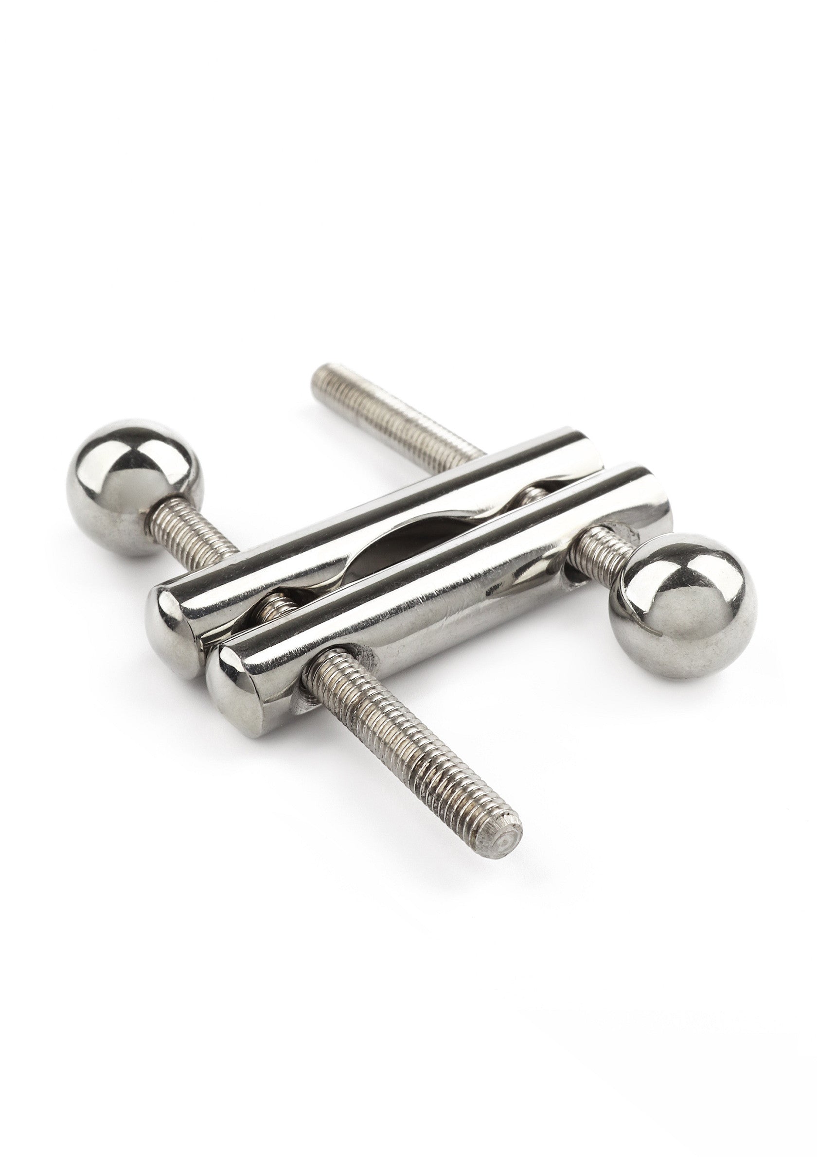 Pinces à tétons en métal avec vis réglables pour un contrôle et un plaisir intenses. Explorez le plaisir et la soumission.; Metalen tepelklemmen met verstelbare schroeven voor intense controle en genot. Ontdek plezier en onderwerping.; Metal nipple clamps with adjustable screws for intense control and pleasure. Explore pleasure and submission.