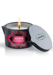 Bougie de massage Kamasutra Ignite parfumée aux rêves de fraises pour un massage relaxant et sensuel.; Kamasutra Ignite massagekaars met aardbeiengeur voor een ontspannende en sensuele massage.; Kamasutra Ignite massage candle with strawberry scent for a relaxing and sensual massage.
