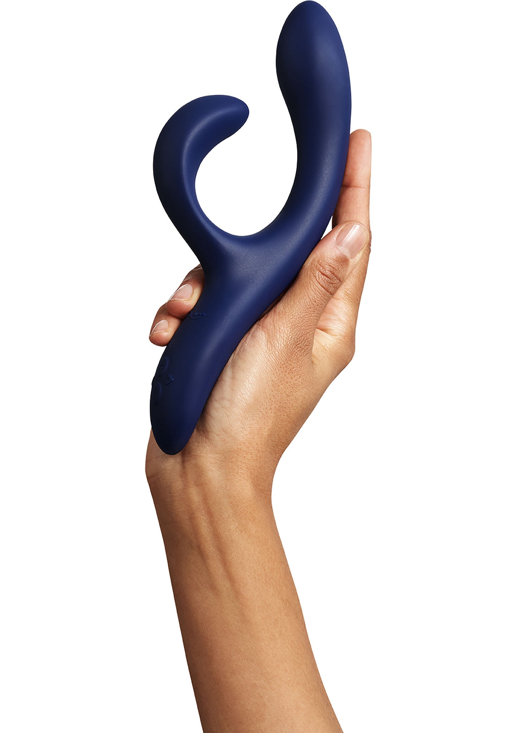 Vibromasseur bleu marine pour le plaisir féminin, tenu dans une main. Jouets pour adultes.; Marineblauwe vibrator voor vrouwelijk genot, vastgehouden in een hand. Volwassen speeltjes.; Navy blue vibrator for female pleasure, held in a hand. Adult toys.