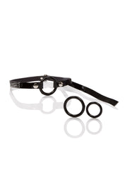 Collier noir brillant avec détails argentés et anneaux pour un look audacieux.; Glanzende zwarte choker met zilverkleurige details en ringen voor een gewaagde look.; Glossy black choker with silver details and rings for a bold look.