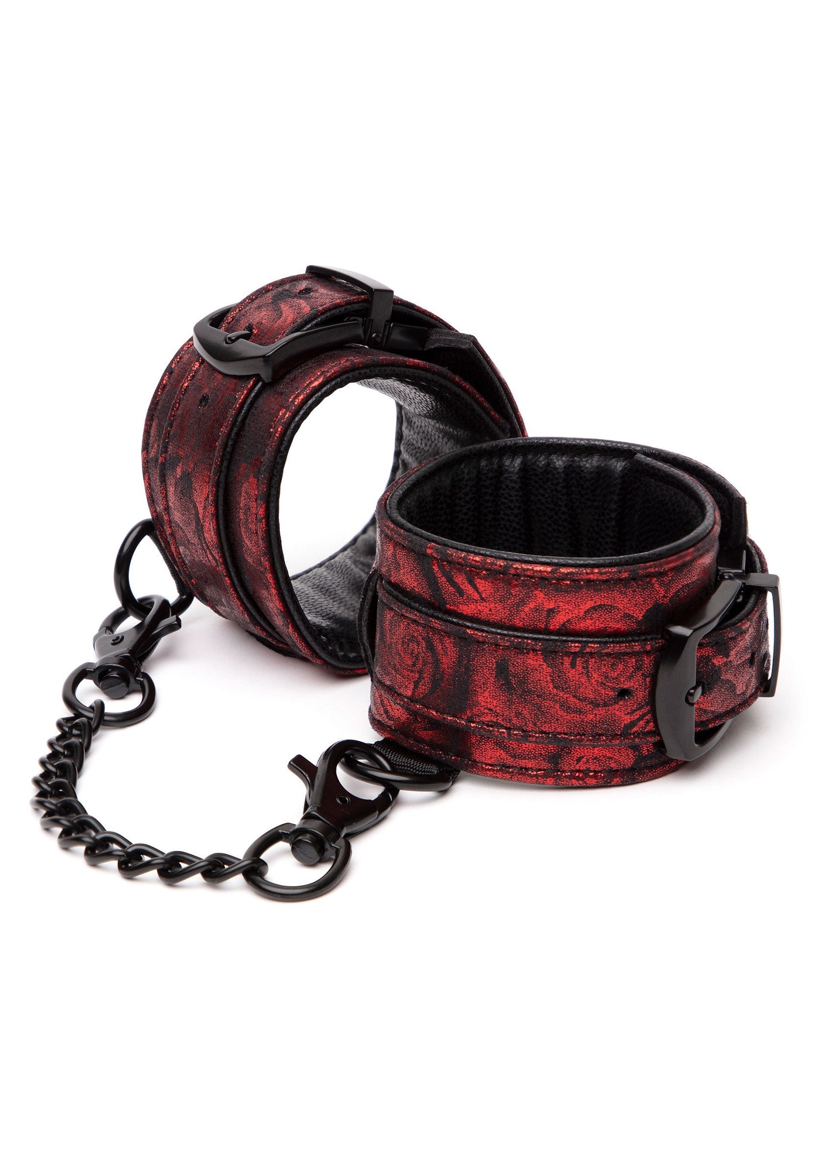 Manchettes en similicuir rouge avec motif floral en relief et chaîne de connexion noire.; Rode faux lederen manchetten met reliëf bloemmotief en zwarte verbindingsketting.; Red faux leather cuffs with embossed floral pattern and black connecting chain.