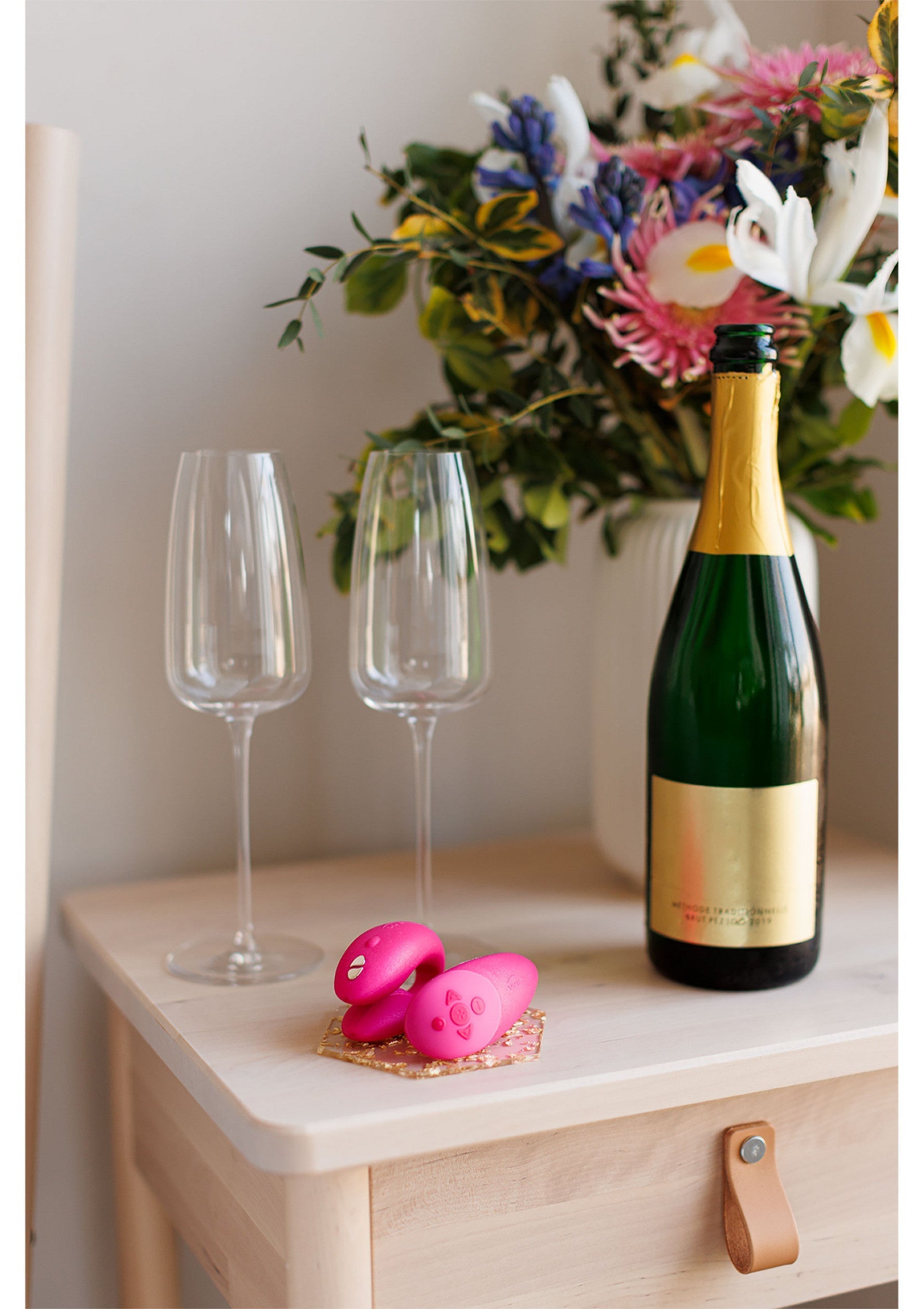 Vibromasseurs roses pour adultes, à utiliser avec des verres à champagne. Cadeau coquin.; Roze vibrators voor volwassenen, te gebruiken met champagneglazen. Stout cadeau.; Pink adult vibrators, to use with champagne glasses. Naughty gift.
