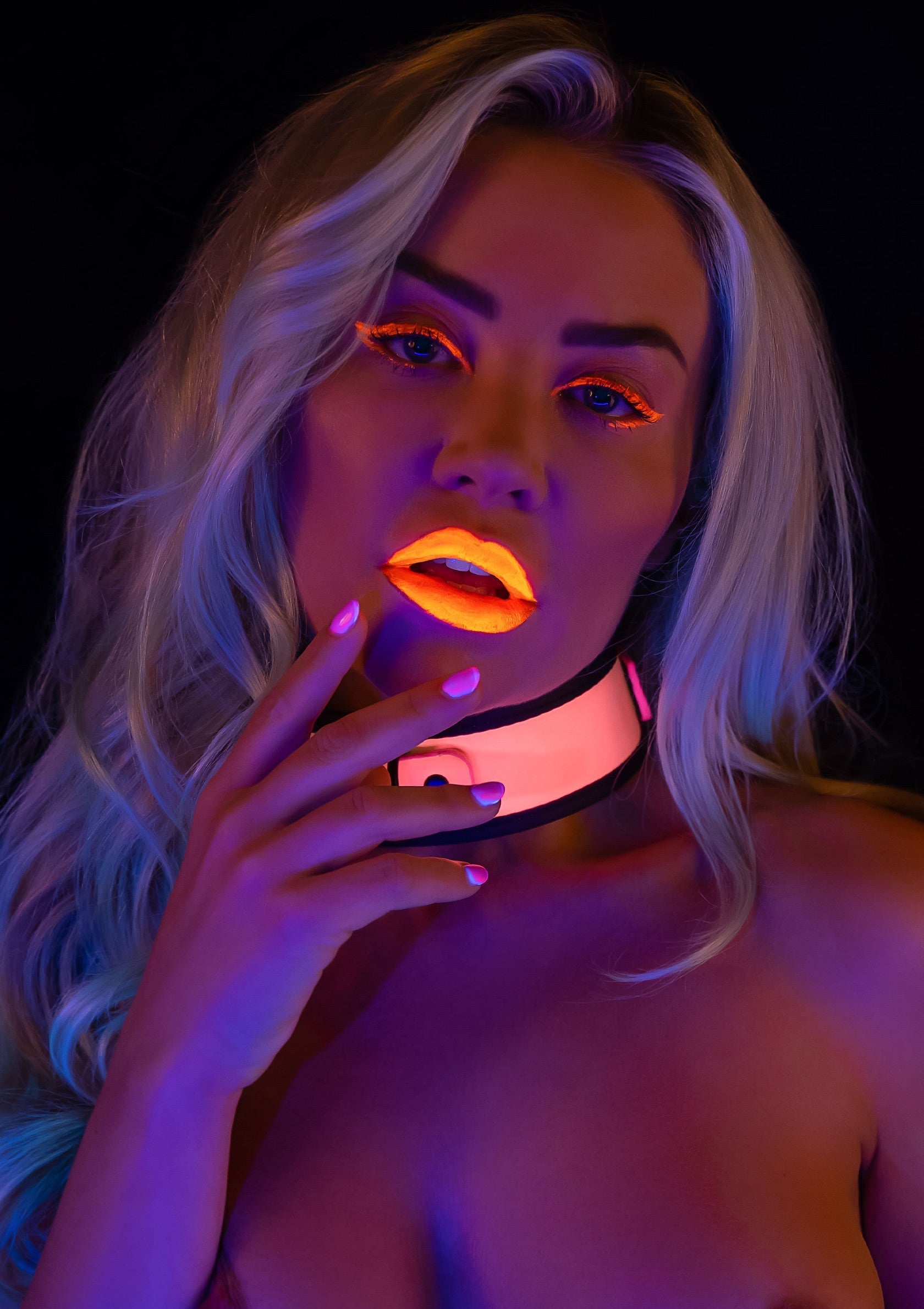 Collier néon tendance porté par une femme, parfait pour une soirée. Trouvez votre style ici!; Trendy neon choker gedragen door een vrouw, perfect voor een avondje uit. Vind jouw stijl hier!; Trendy neon choker worn by a woman, perfect for a night out. Find your style here!